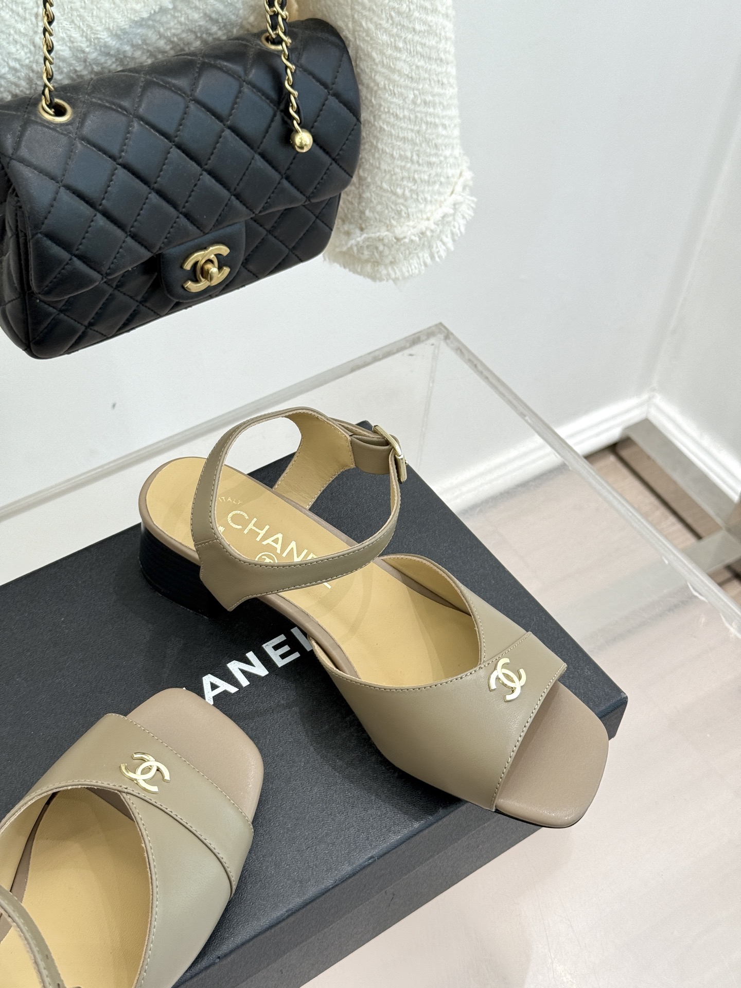 CHANE*｜小香经典双C粗跟凉鞋以经典基因重构夏日奢雅。标志性双C金属扣作为视觉核心冷冽光泽与温润皮革