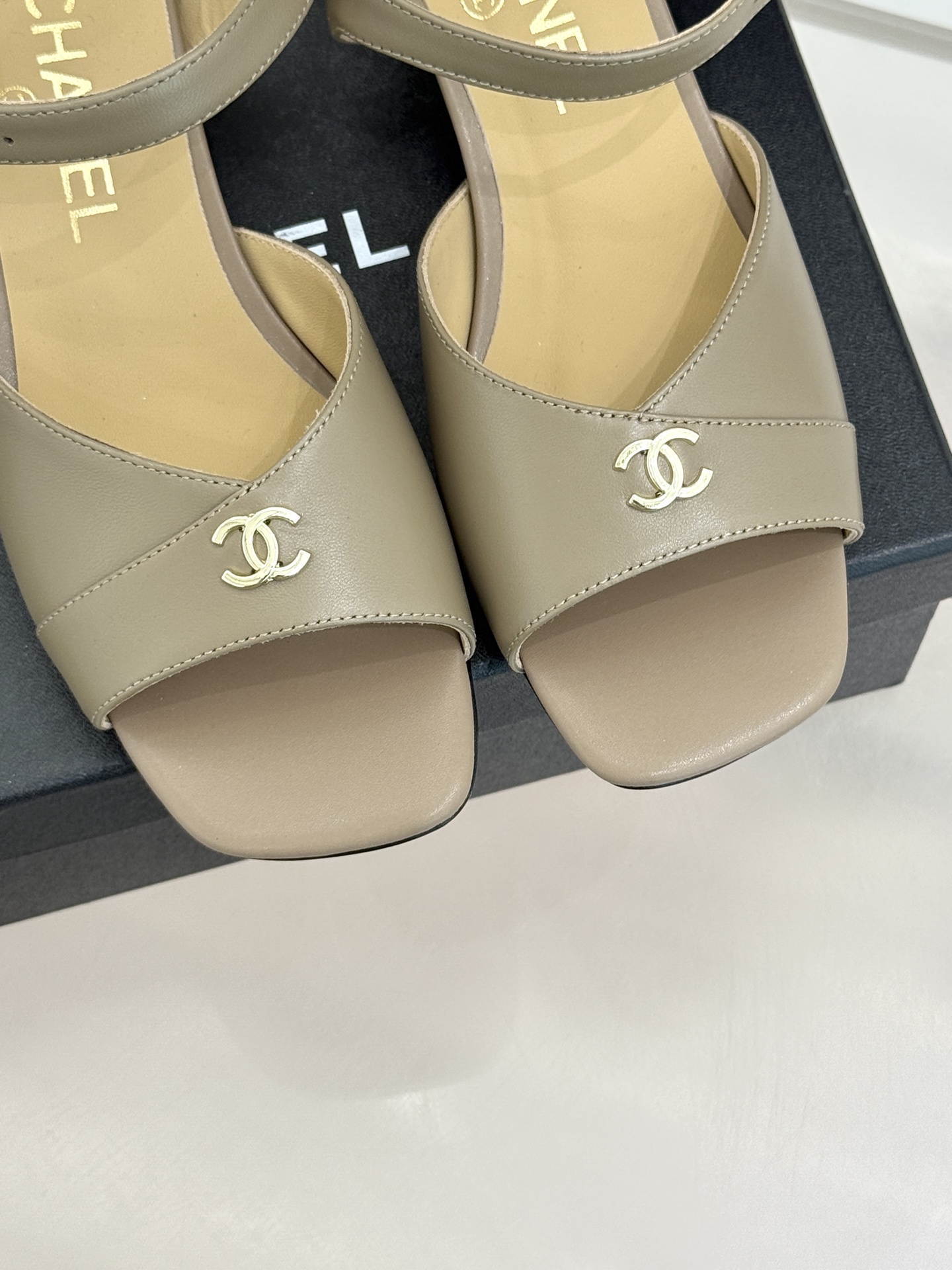 CHANE*｜小香经典双C粗跟凉鞋以经典基因重构夏日奢雅。标志性双C金属扣作为视觉核心冷冽光泽与温润皮革