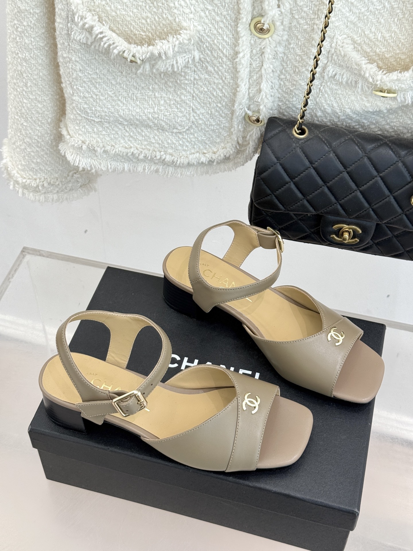 CHANE*｜小香经典双C粗跟凉鞋以经典基因重构夏日奢雅。标志性双C金属扣作为视觉核心冷冽光泽与温润皮革