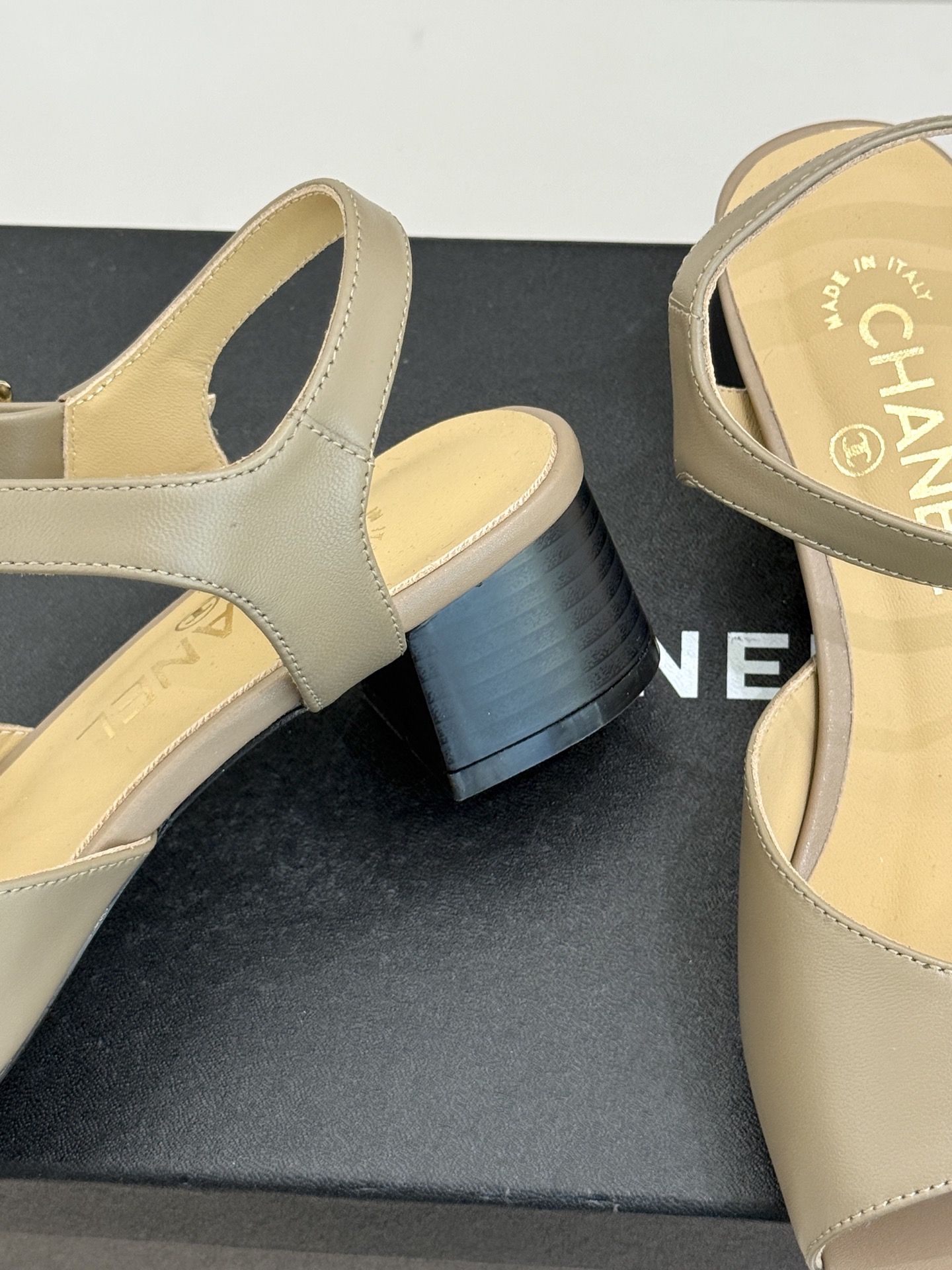 CHANE*｜小香经典双C粗跟凉鞋以经典基因重构夏日奢雅。标志性双C金属扣作为视觉核心冷冽光泽与温润皮革