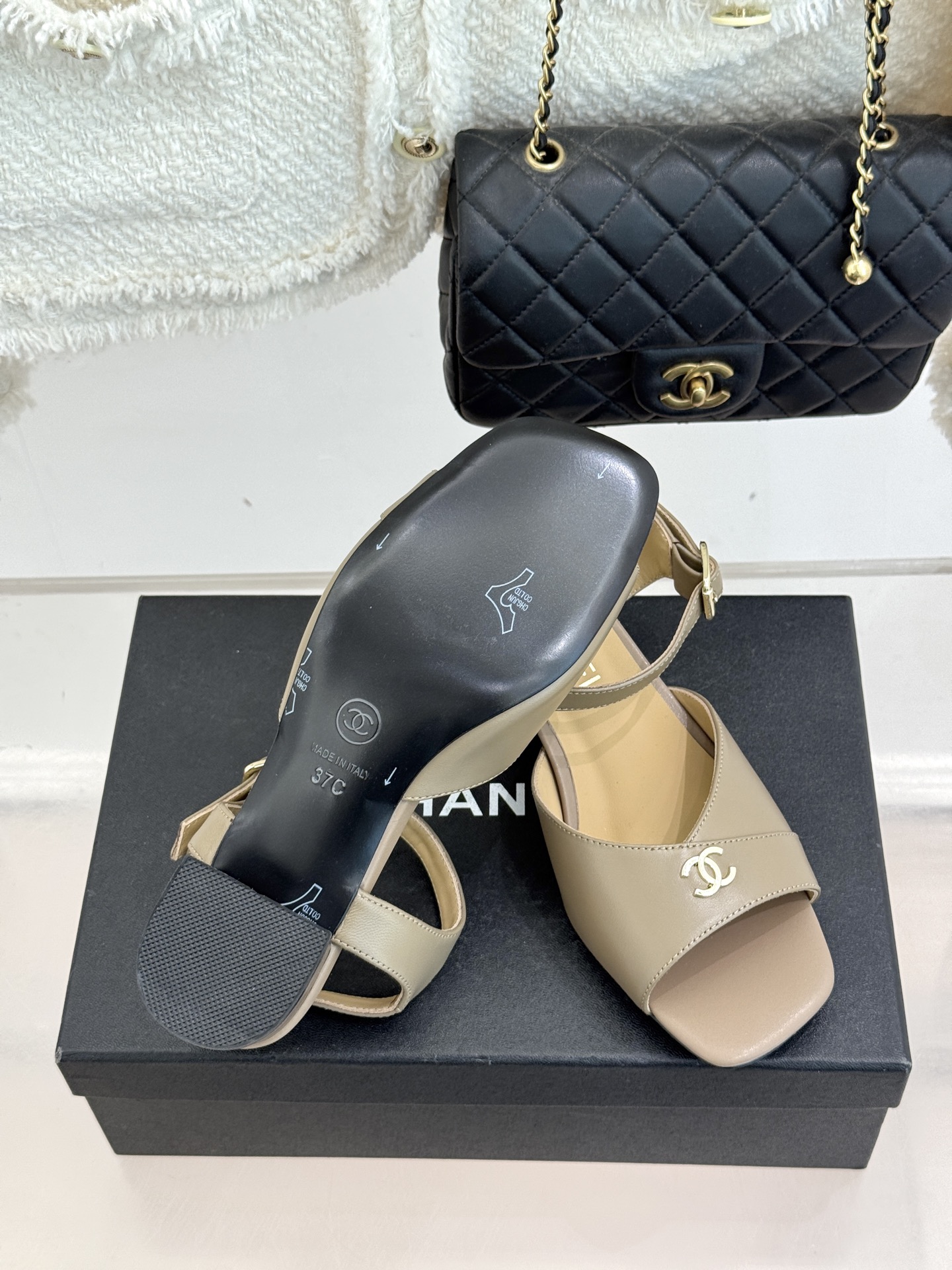 CHANE*｜小香经典双C粗跟凉鞋以经典基因重构夏日奢雅。标志性双C金属扣作为视觉核心冷冽光泽与温润皮革