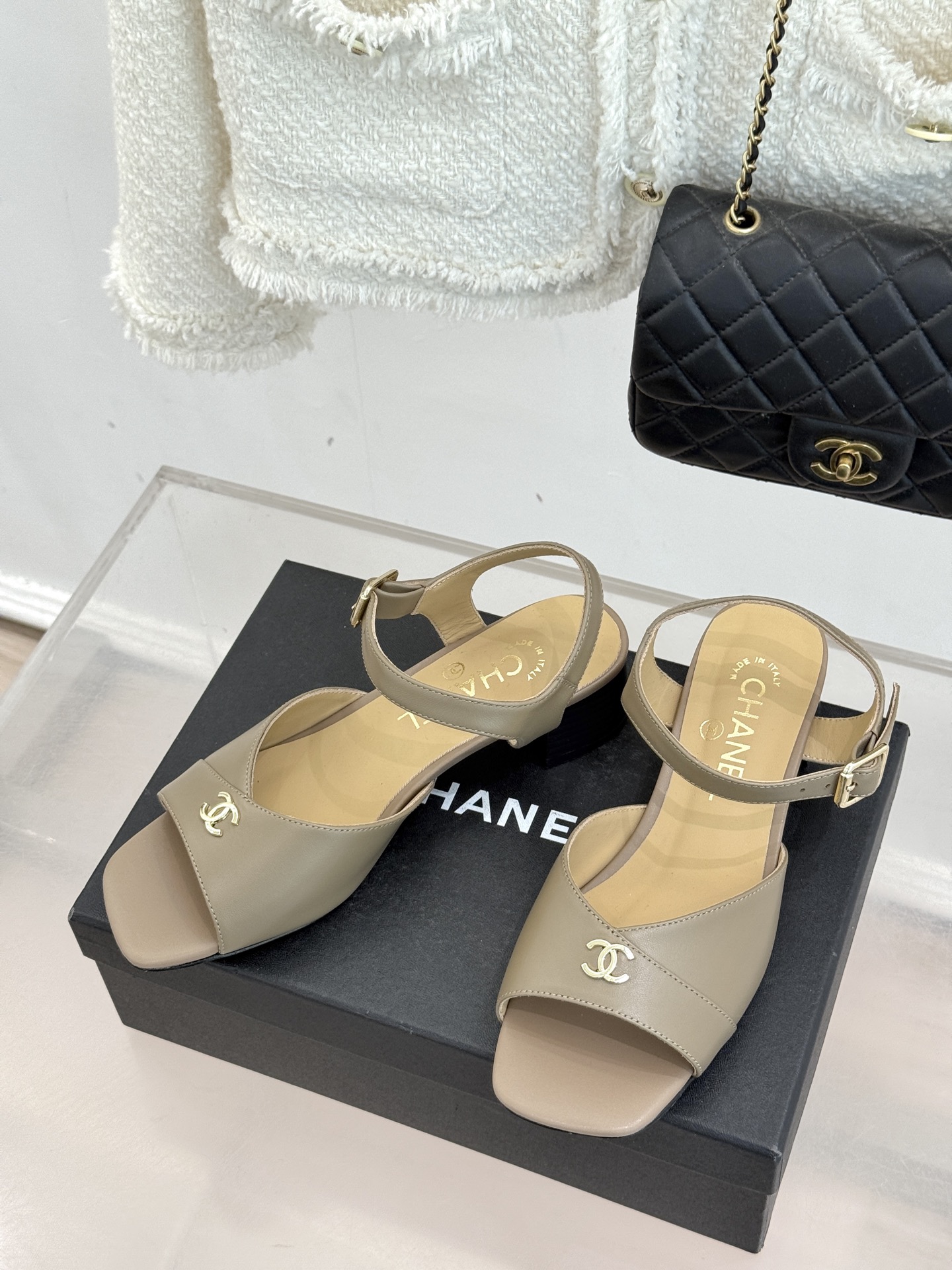 CHANE*｜小香经典双C粗跟凉鞋以经典基因重构夏日奢雅。标志性双C金属扣作为视觉核心冷冽光泽与温润皮革