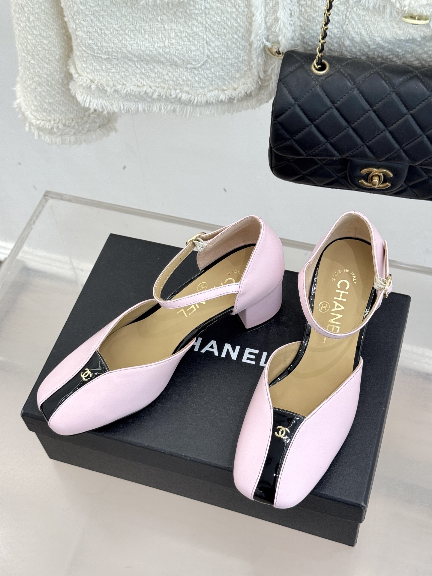 CHANE*｜小香经典双C粗跟凉鞋以经典基因重构夏日奢雅。标志性双C金属扣作为视觉核心冷冽光泽与温润皮革