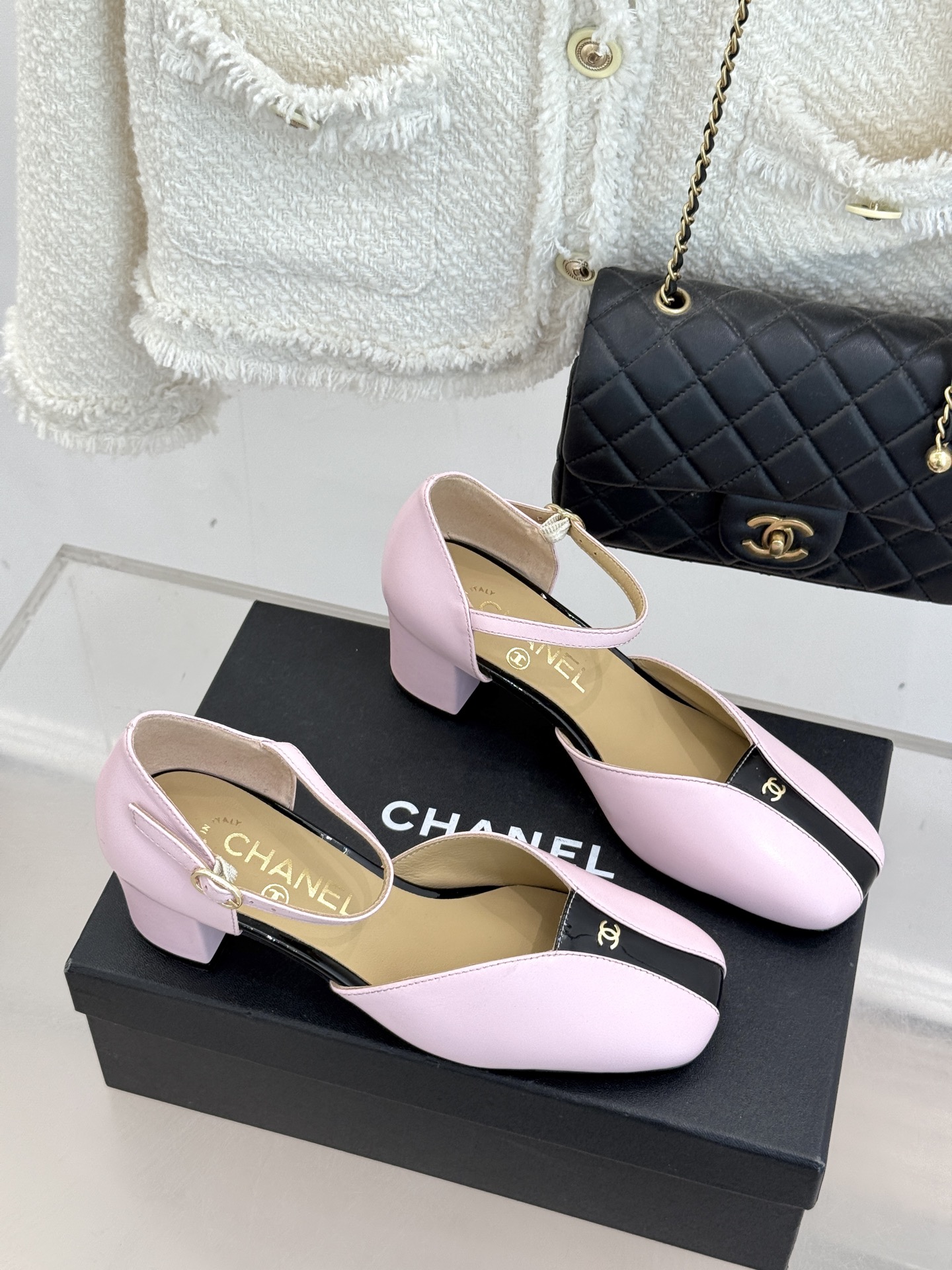 CHANE*｜小香经典双C粗跟凉鞋以经典基因重构夏日奢雅。标志性双C金属扣作为视觉核心冷冽光泽与温润皮革