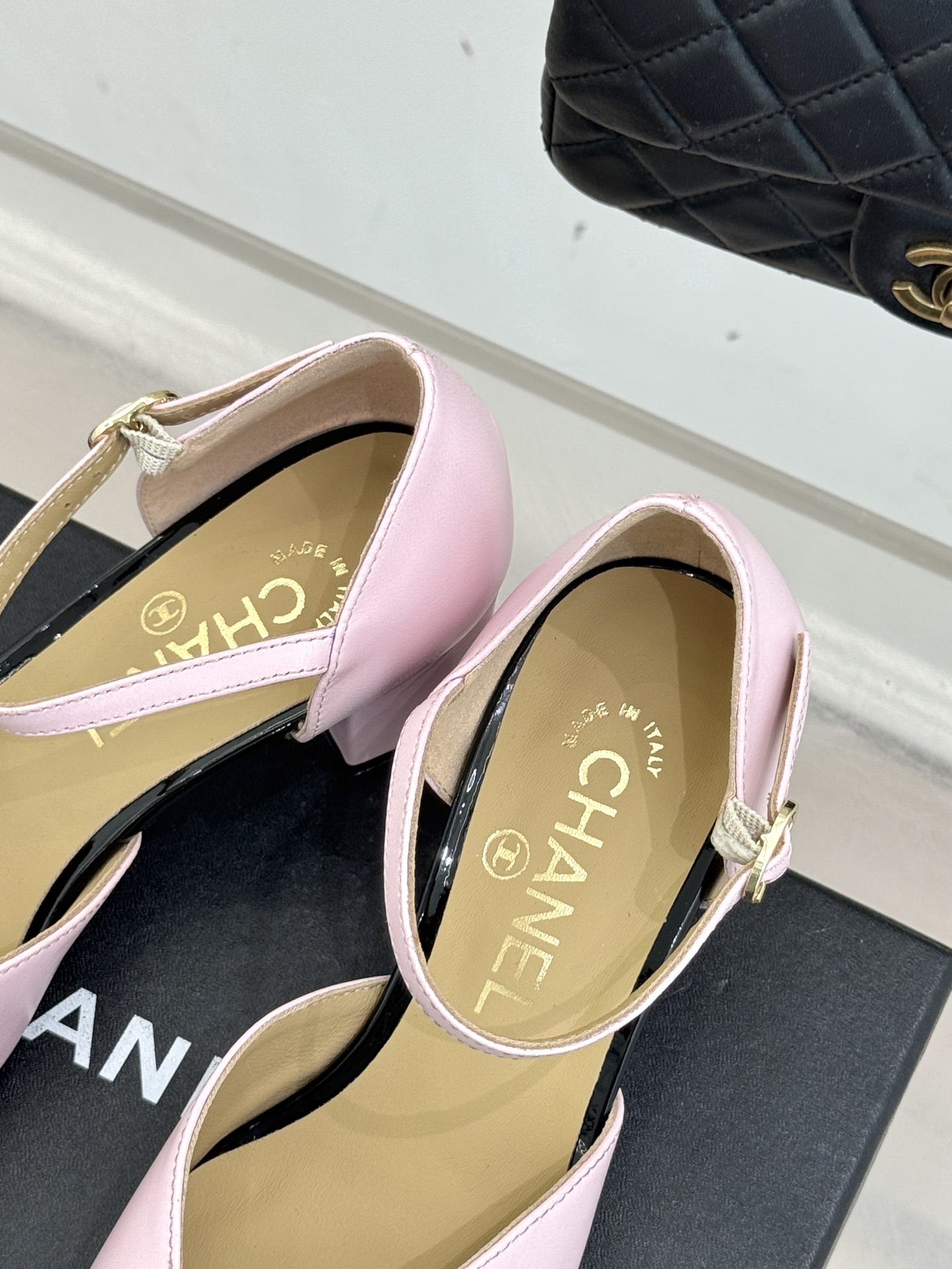 CHANE*｜小香经典双C粗跟凉鞋以经典基因重构夏日奢雅。标志性双C金属扣作为视觉核心冷冽光泽与温润皮革