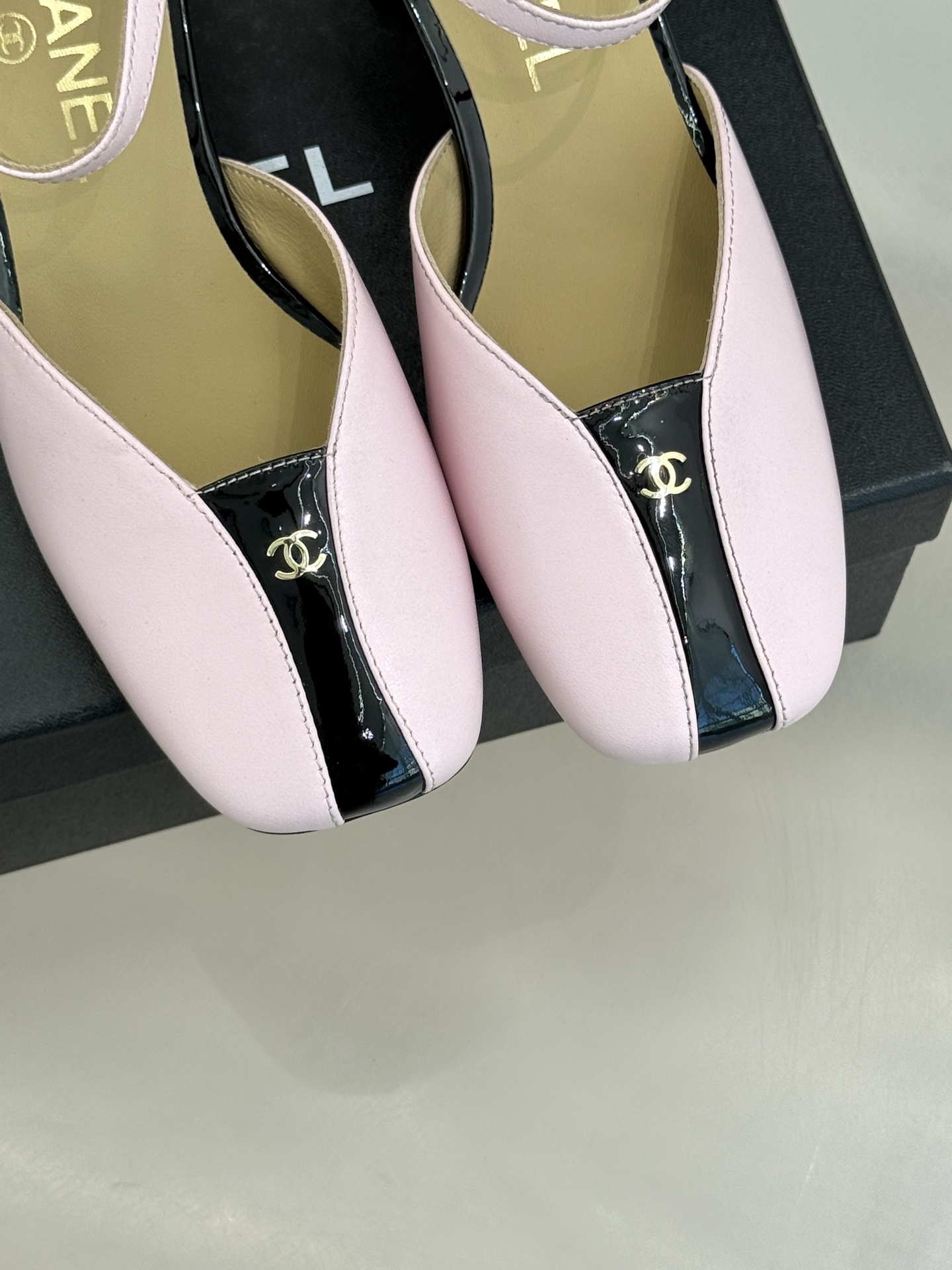 CHANE*｜小香经典双C粗跟凉鞋以经典基因重构夏日奢雅。标志性双C金属扣作为视觉核心冷冽光泽与温润皮革