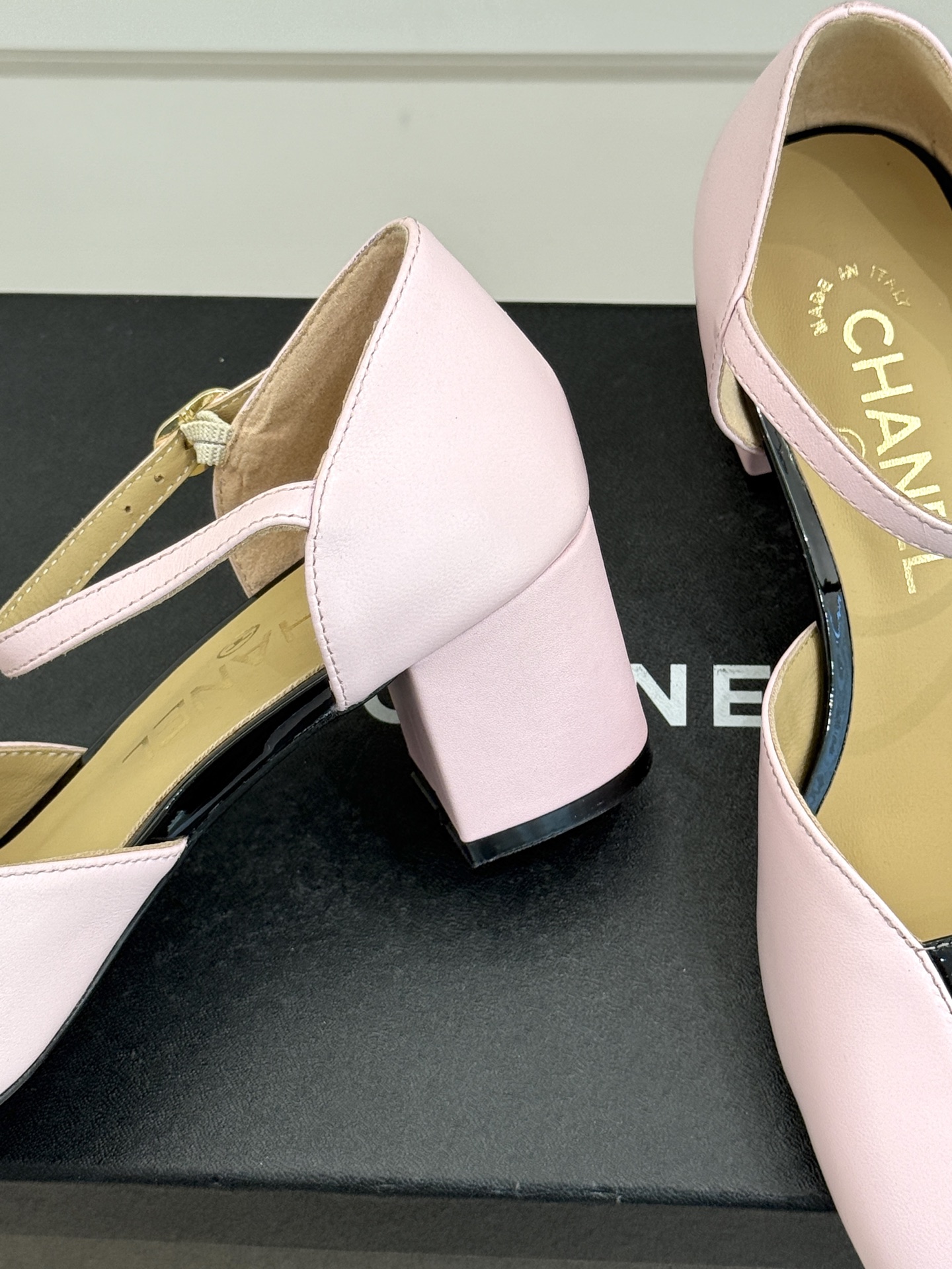 CHANE*｜小香经典双C粗跟凉鞋以经典基因重构夏日奢雅。标志性双C金属扣作为视觉核心冷冽光泽与温润皮革