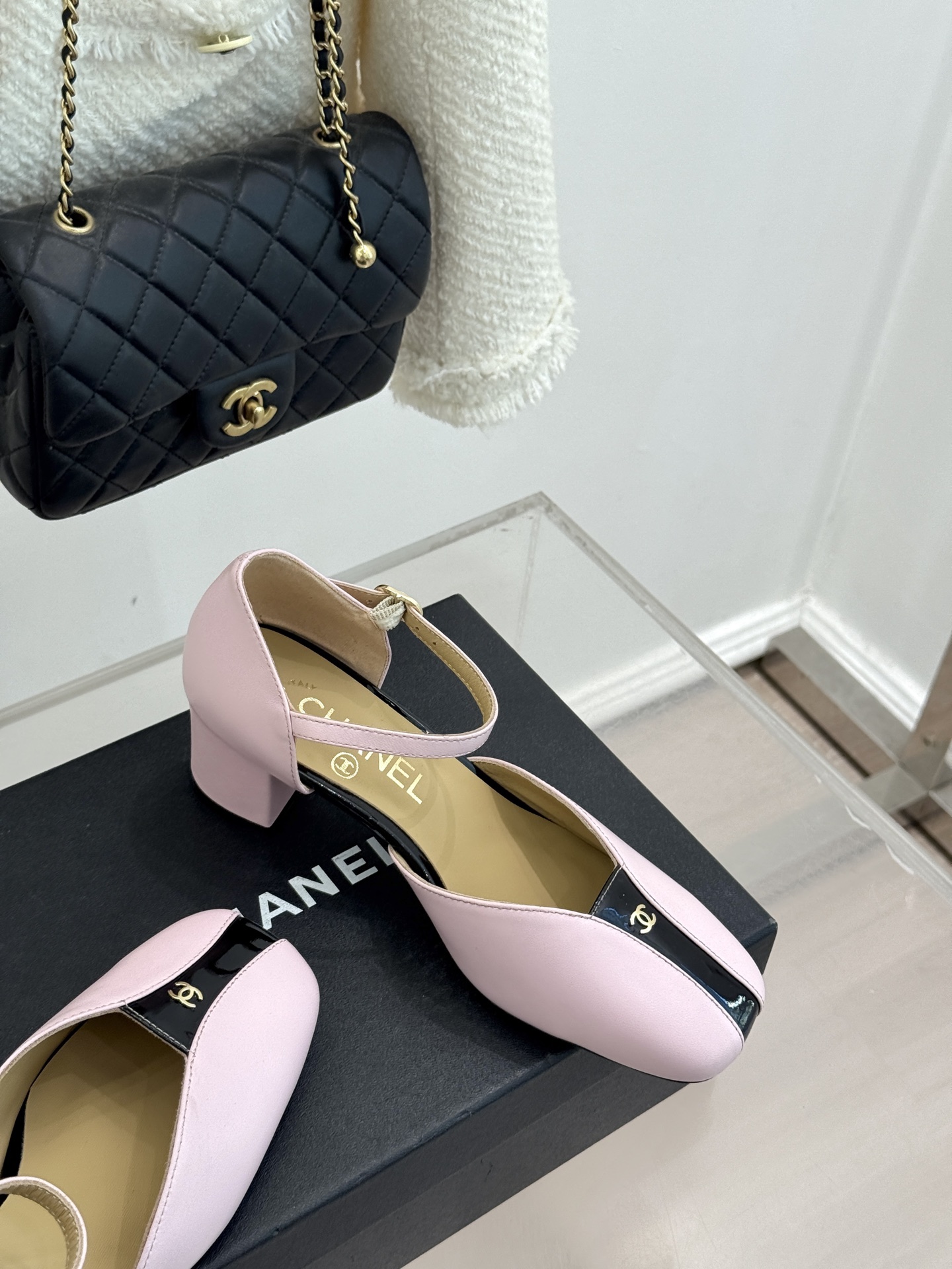 CHANE*｜小香经典双C粗跟凉鞋以经典基因重构夏日奢雅。标志性双C金属扣作为视觉核心冷冽光泽与温润皮革