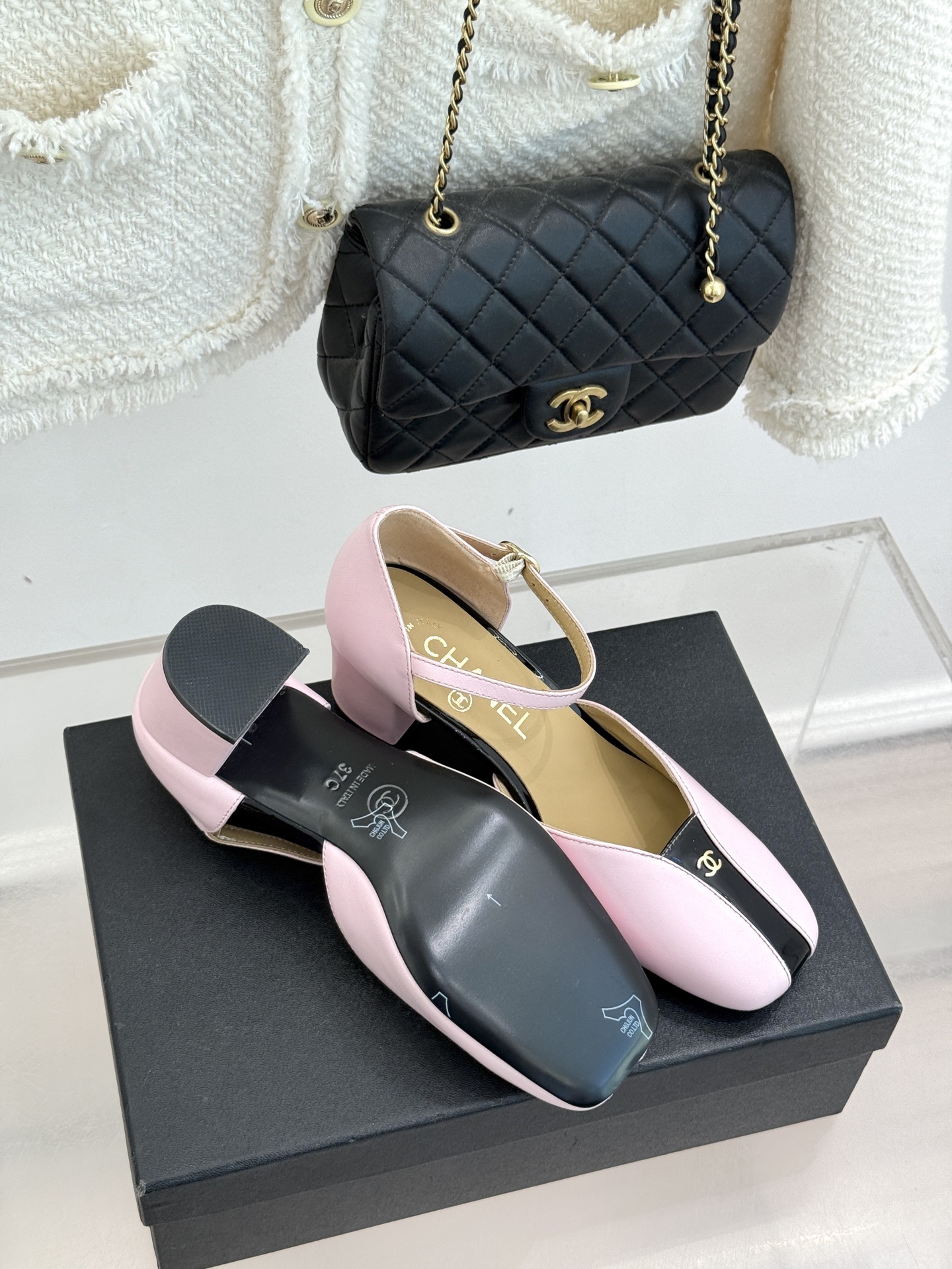 CHANE*｜小香经典双C粗跟凉鞋以经典基因重构夏日奢雅。标志性双C金属扣作为视觉核心冷冽光泽与温润皮革