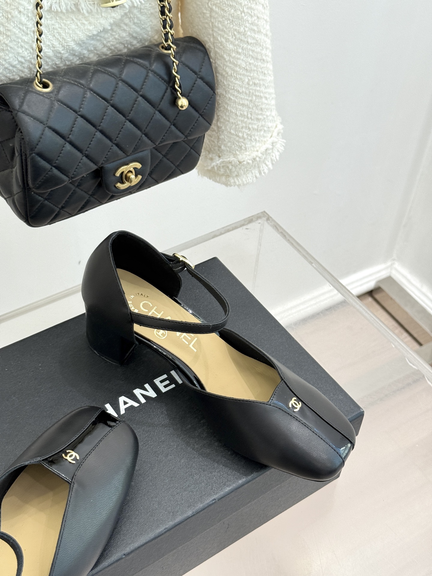 CHANE*｜小香经典双C粗跟凉鞋以经典基因重构夏日奢雅。标志性双C金属扣作为视觉核心冷冽光泽与温润皮革