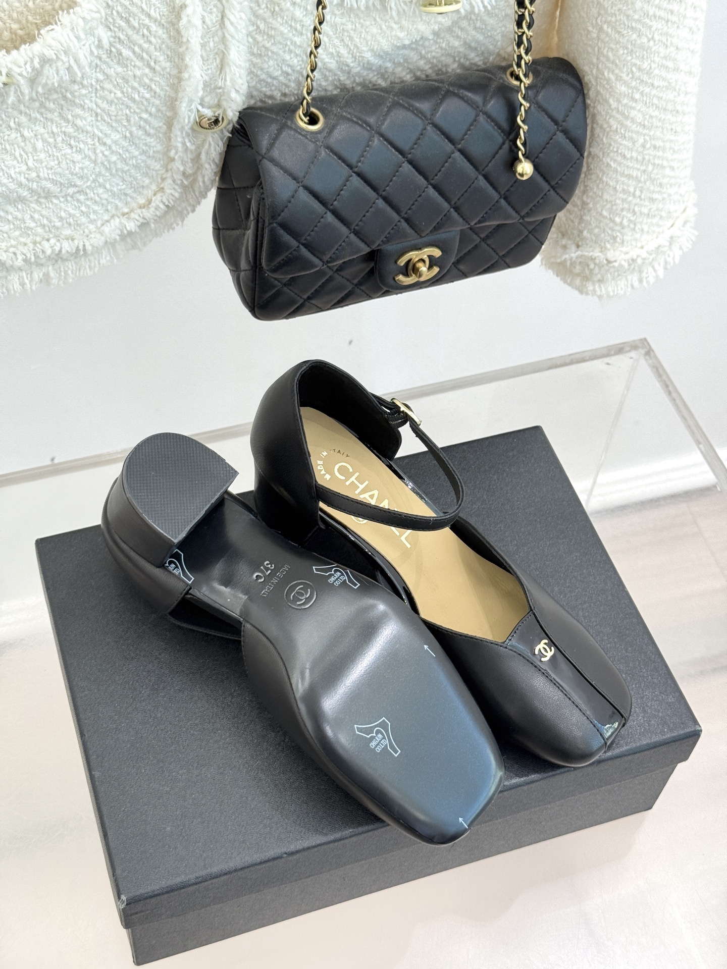 CHANE*｜小香经典双C粗跟凉鞋以经典基因重构夏日奢雅。标志性双C金属扣作为视觉核心冷冽光泽与温润皮革