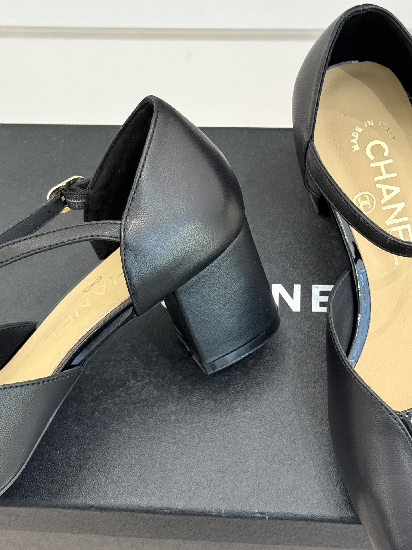 CHANE*｜小香经典双C粗跟凉鞋以经典基因重构夏日奢雅。标志性双C金属扣作为视觉核心冷冽光泽与温润皮革