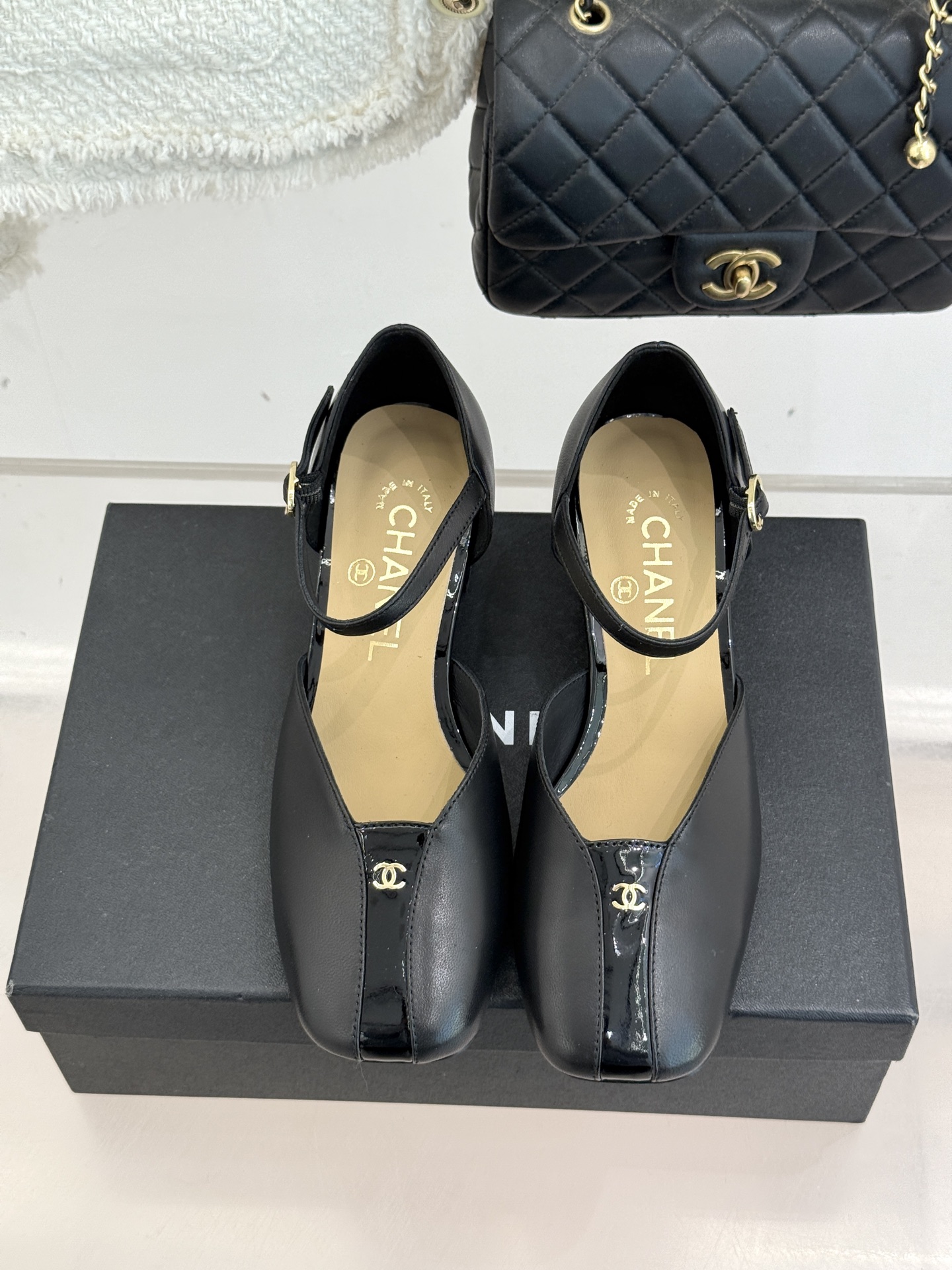 CHANE*｜小香经典双C粗跟凉鞋以经典基因重构夏日奢雅。标志性双C金属扣作为视觉核心冷冽光泽与温润皮革