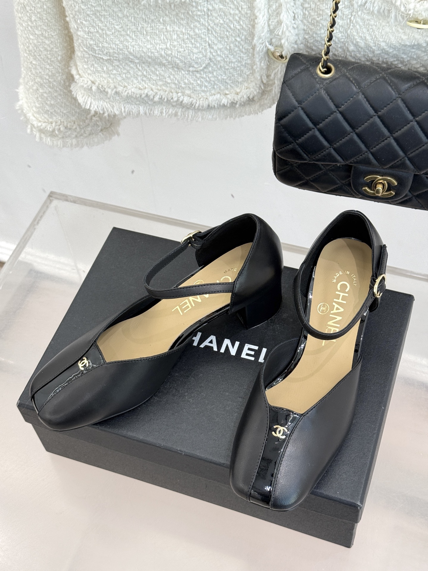 CHANE*｜小香经典双C粗跟凉鞋以经典基因重构夏日奢雅。标志性双C金属扣作为视觉核心冷冽光泽与温润皮革