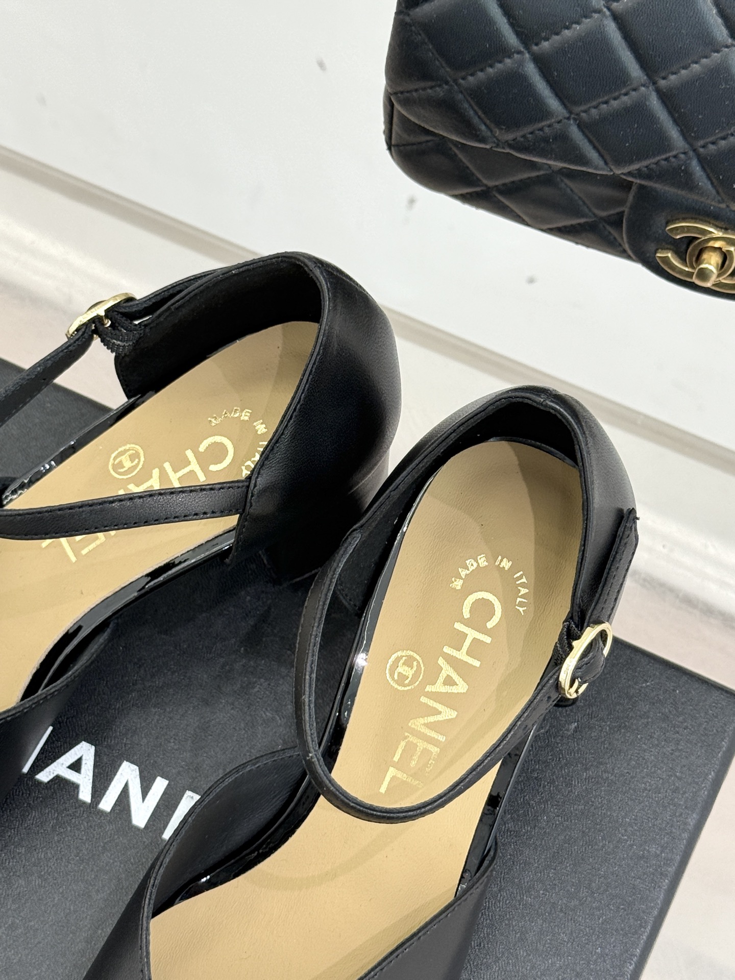 CHANE*｜小香经典双C粗跟凉鞋以经典基因重构夏日奢雅。标志性双C金属扣作为视觉核心冷冽光泽与温润皮革