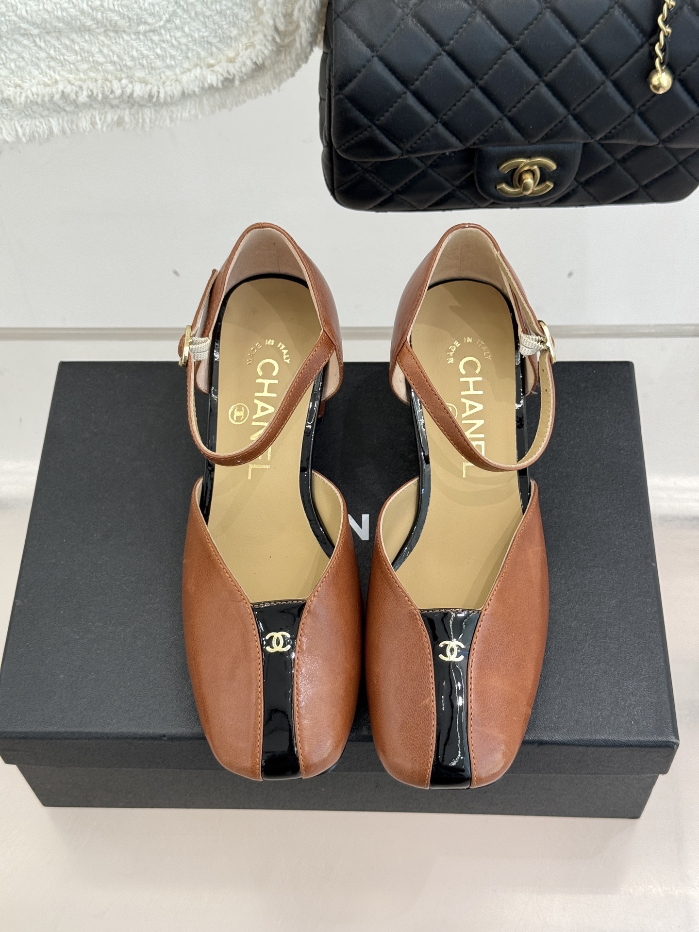 CHANE*｜小香经典双C粗跟凉鞋以经典基因重构夏日奢雅。标志性双C金属扣作为视觉核心冷冽光泽与温润皮革