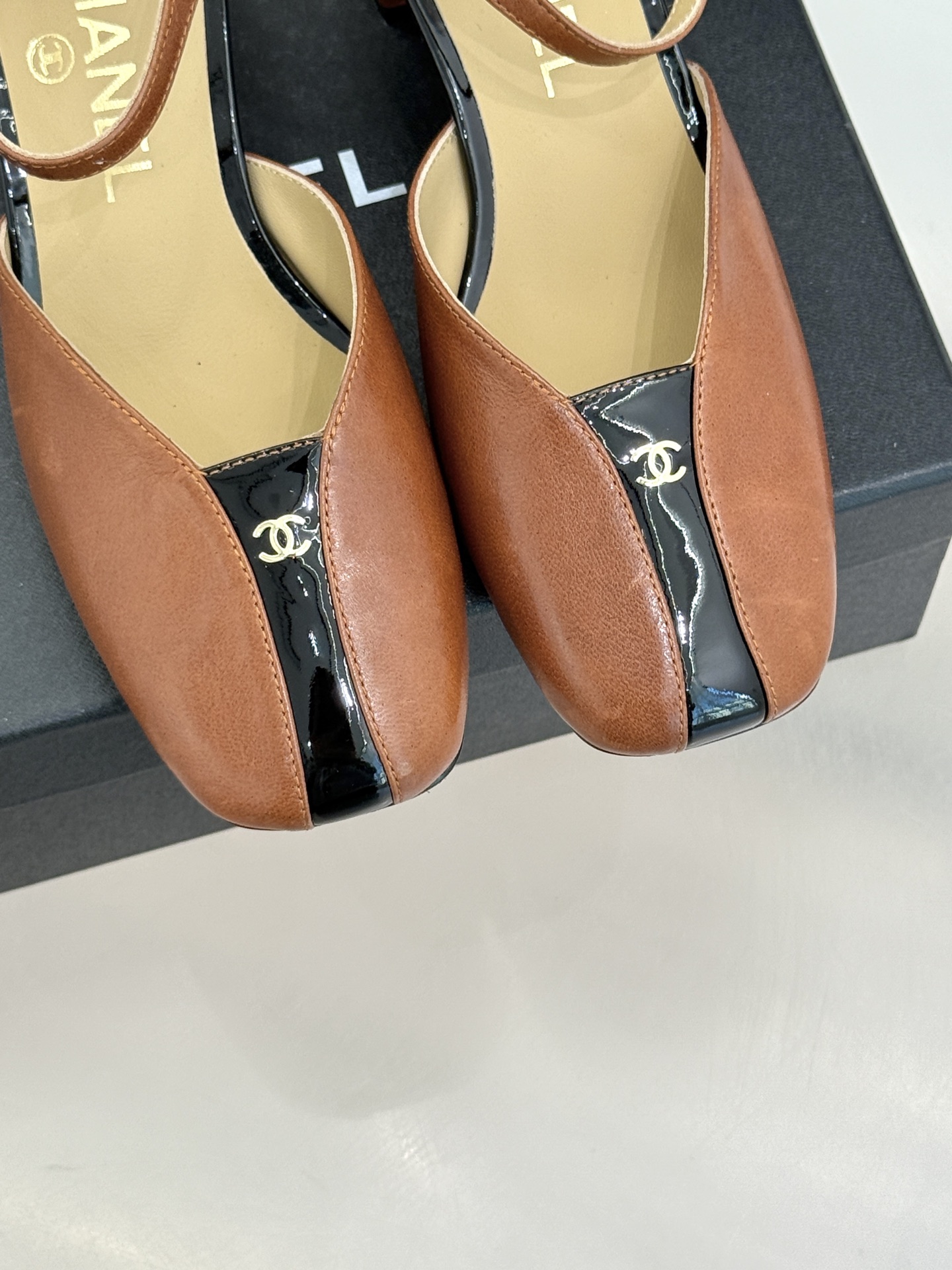 CHANE*｜小香经典双C粗跟凉鞋以经典基因重构夏日奢雅。标志性双C金属扣作为视觉核心冷冽光泽与温润皮革