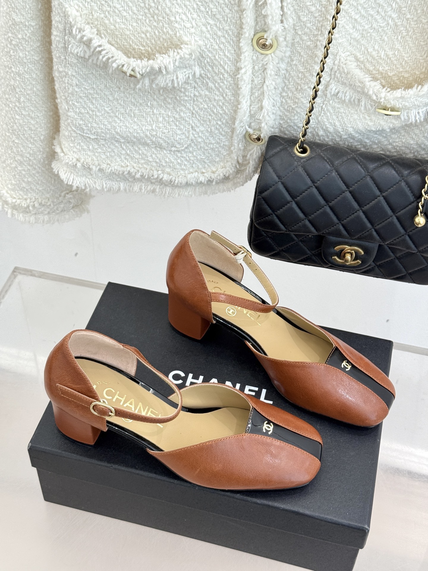 CHANE*｜小香经典双C粗跟凉鞋以经典基因重构夏日奢雅。标志性双C金属扣作为视觉核心冷冽光泽与温润皮革