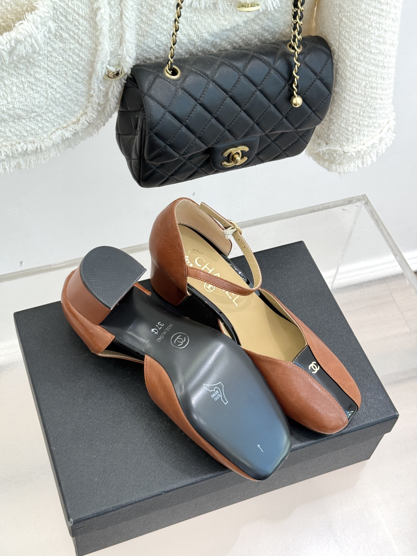 CHANE*｜小香经典双C粗跟凉鞋以经典基因重构夏日奢雅。标志性双C金属扣作为视觉核心冷冽光泽与温润皮革