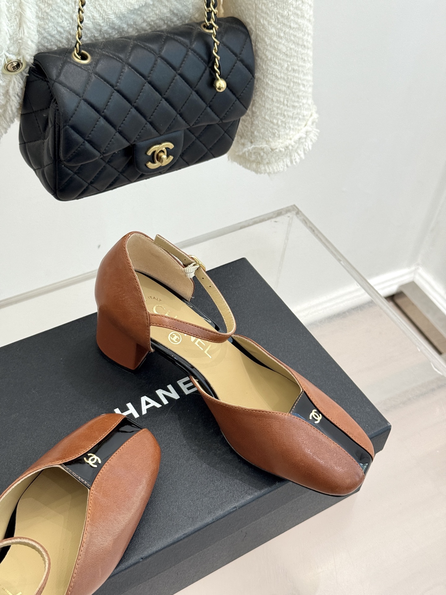 CHANE*｜小香经典双C粗跟凉鞋以经典基因重构夏日奢雅。标志性双C金属扣作为视觉核心冷冽光泽与温润皮革