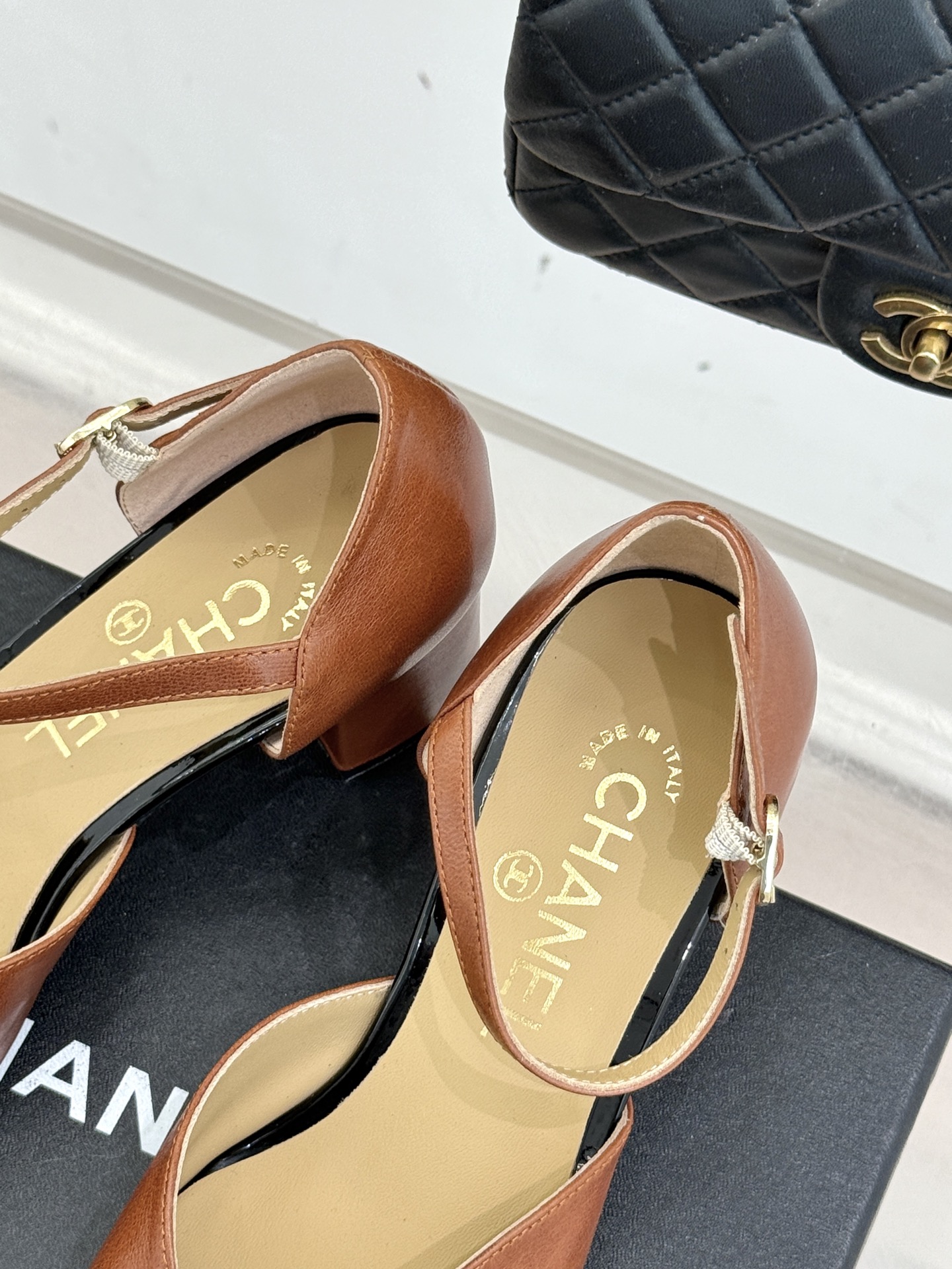 CHANE*｜小香经典双C粗跟凉鞋以经典基因重构夏日奢雅。标志性双C金属扣作为视觉核心冷冽光泽与温润皮革