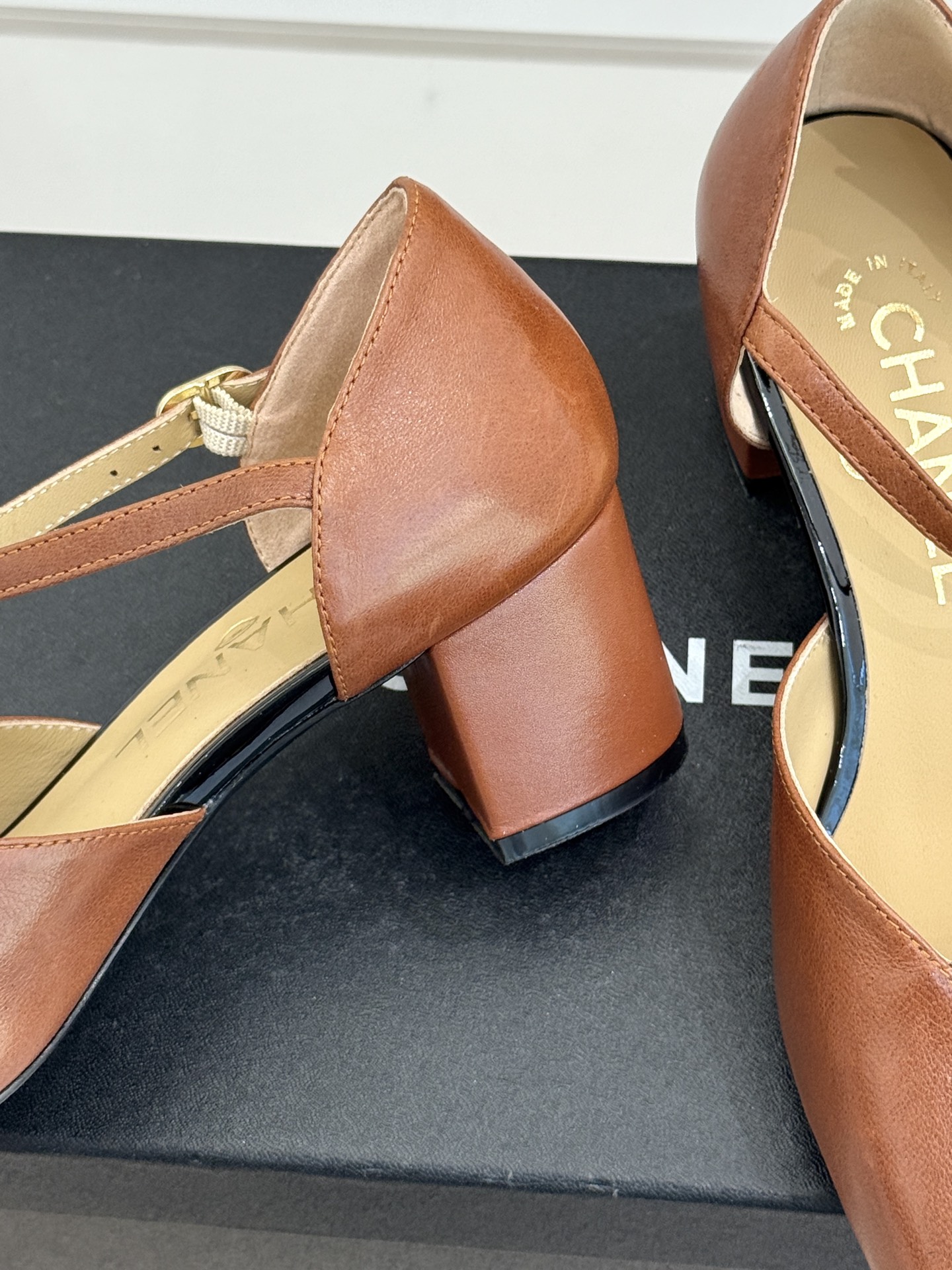 CHANE*｜小香经典双C粗跟凉鞋以经典基因重构夏日奢雅。标志性双C金属扣作为视觉核心冷冽光泽与温润皮革