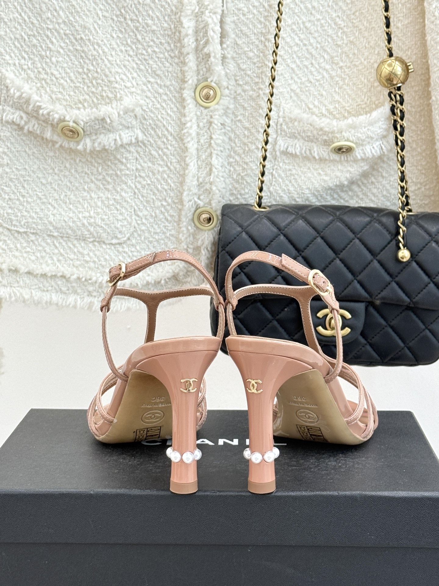 CHANE* ｜小香26C春夏新品性感珍珠跟高跟凉鞋很经典百搭的设计 无论什么场合都可以hold住任何身