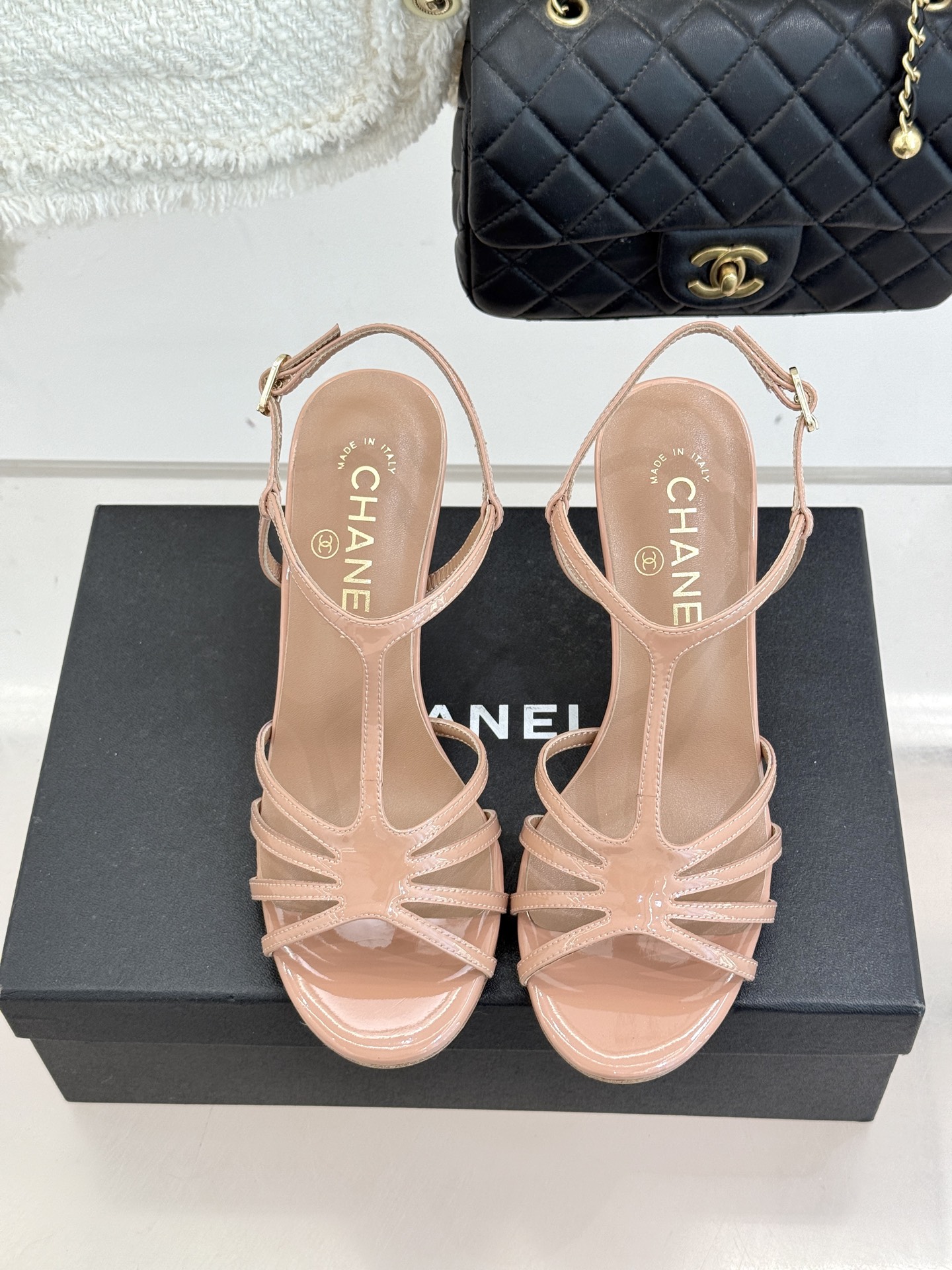 CHANE* ｜小香26C春夏新品性感珍珠跟高跟凉鞋很经典百搭的设计 无论什么场合都可以hold住任何身