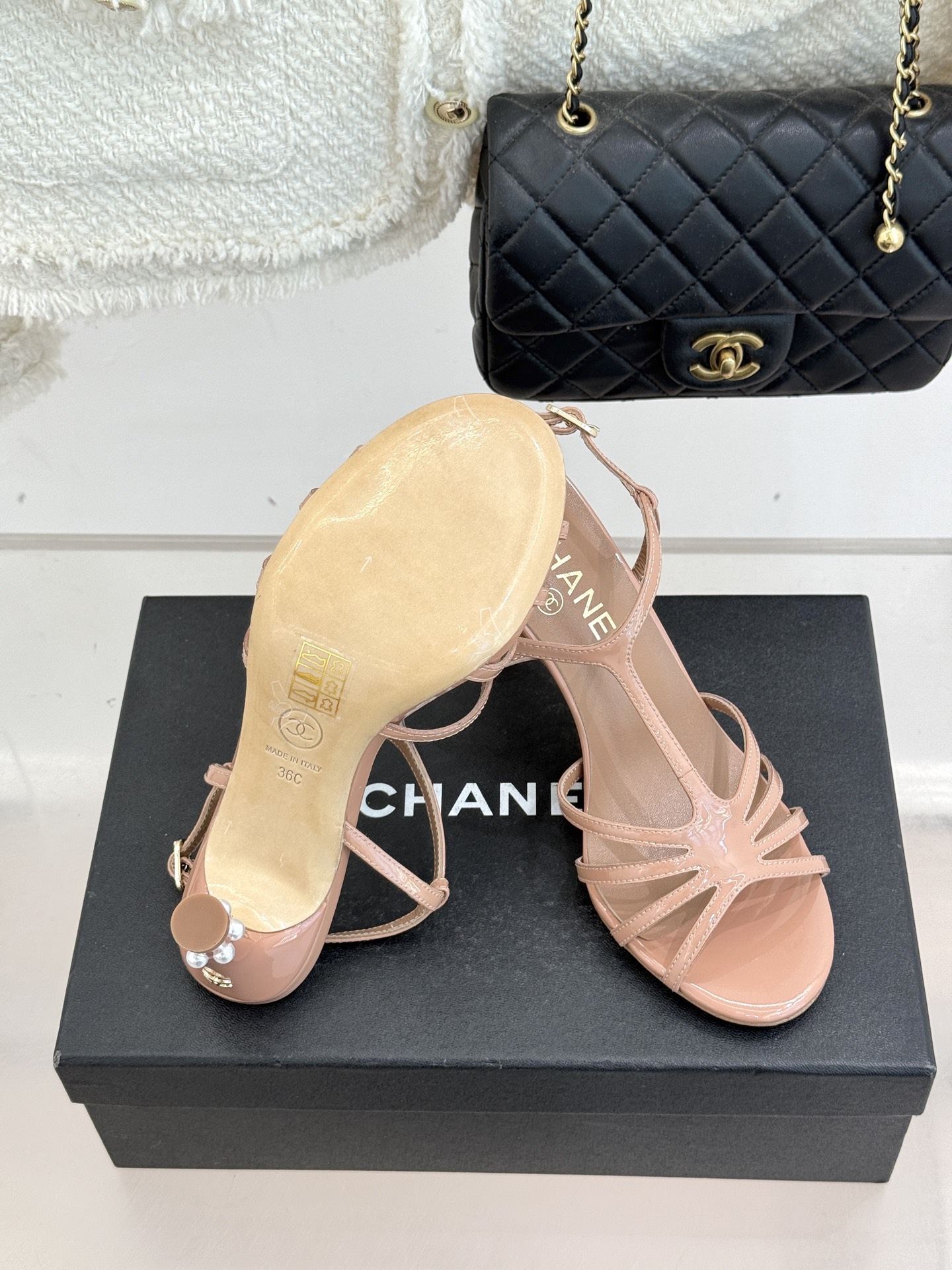 CHANE* ｜小香26C春夏新品性感珍珠跟高跟凉鞋很经典百搭的设计 无论什么场合都可以hold住任何身