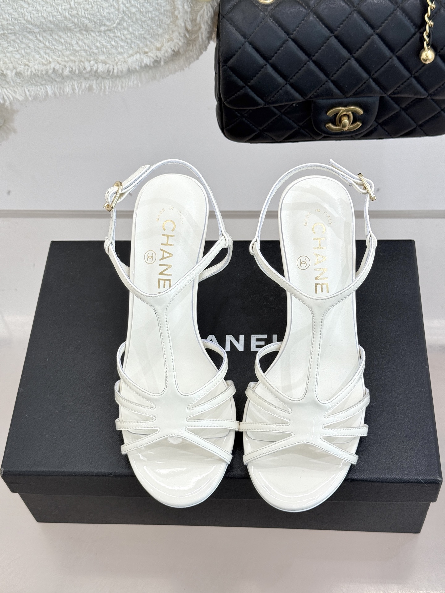 CHANE* ｜小香26C春夏新品性感珍珠跟高跟凉鞋很经典百搭的设计 无论什么场合都可以hold住任何身