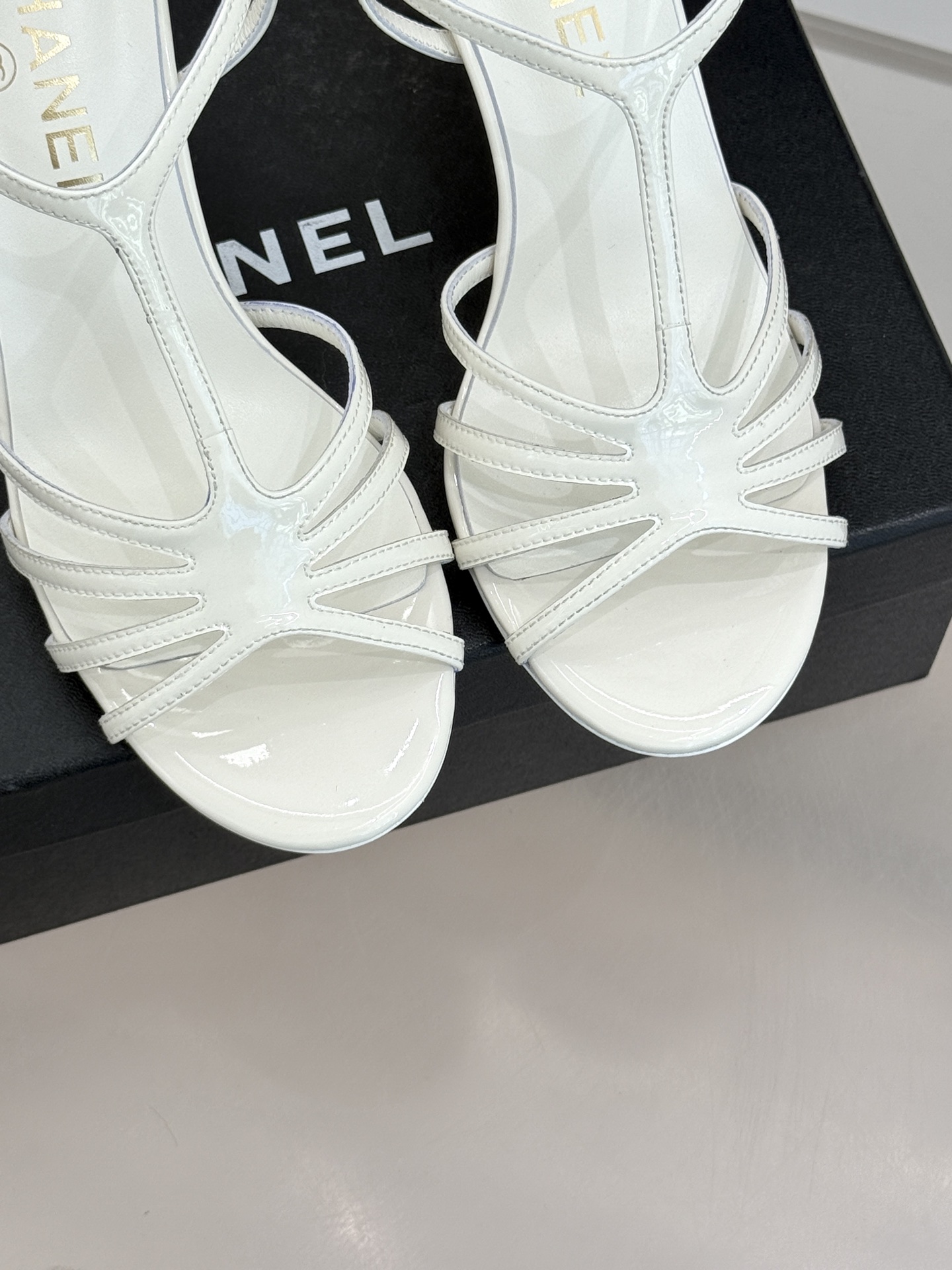 CHANE* ｜小香26C春夏新品性感珍珠跟高跟凉鞋很经典百搭的设计 无论什么场合都可以hold住任何身