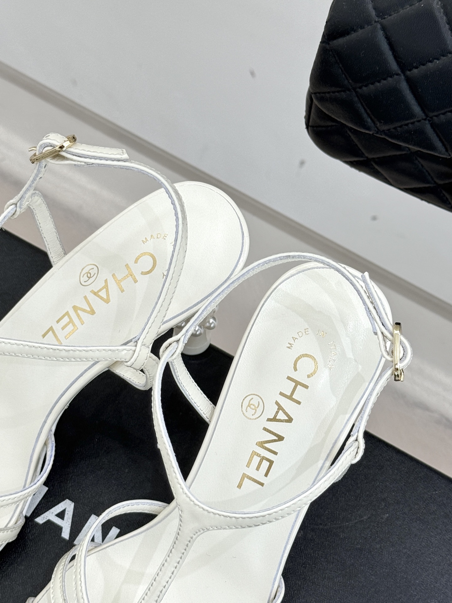 CHANE* ｜小香26C春夏新品性感珍珠跟高跟凉鞋很经典百搭的设计 无论什么场合都可以hold住任何身