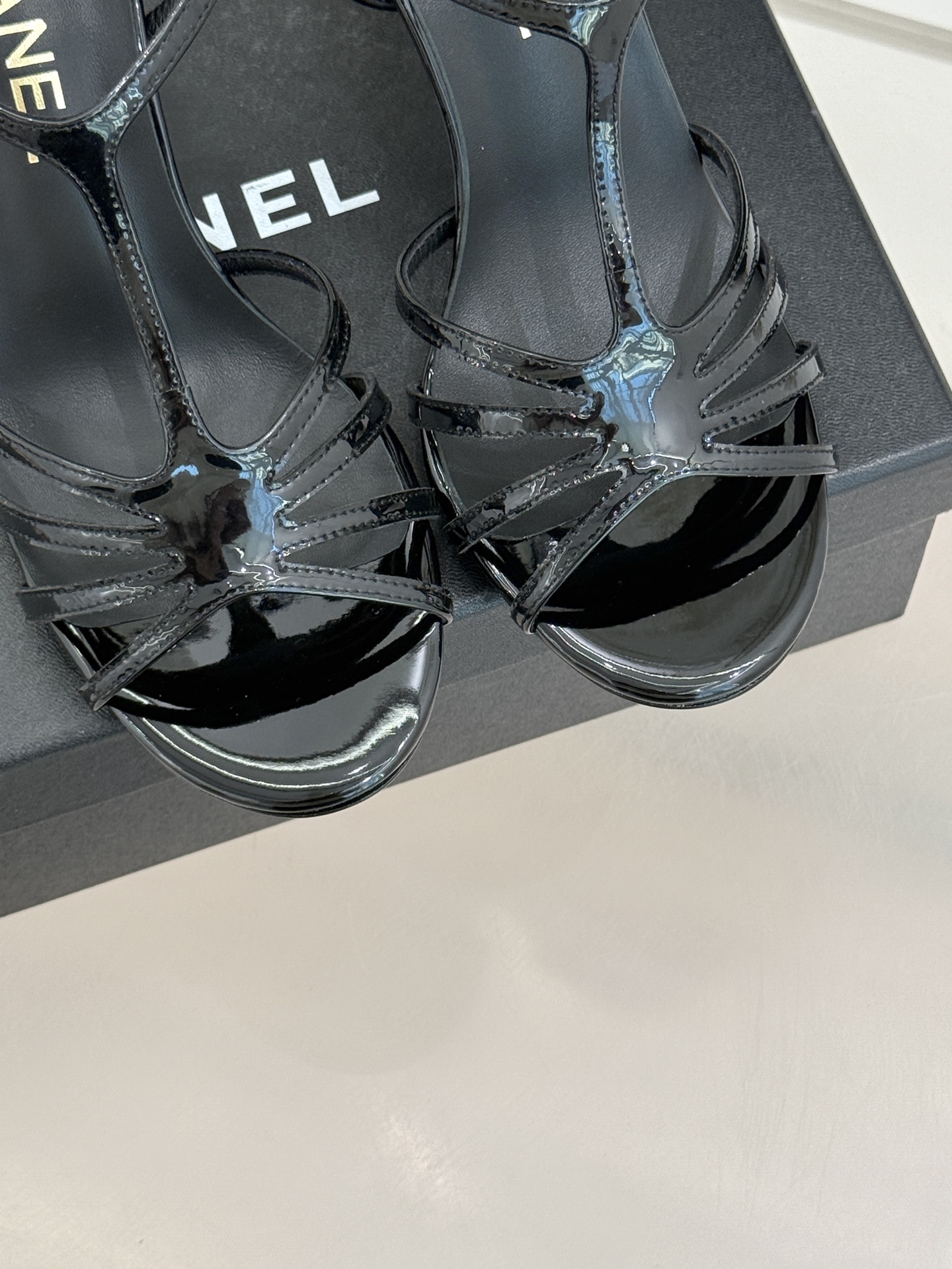 CHANE* ｜小香26C春夏新品性感珍珠跟高跟凉鞋很经典百搭的设计 无论什么场合都可以hold住任何身