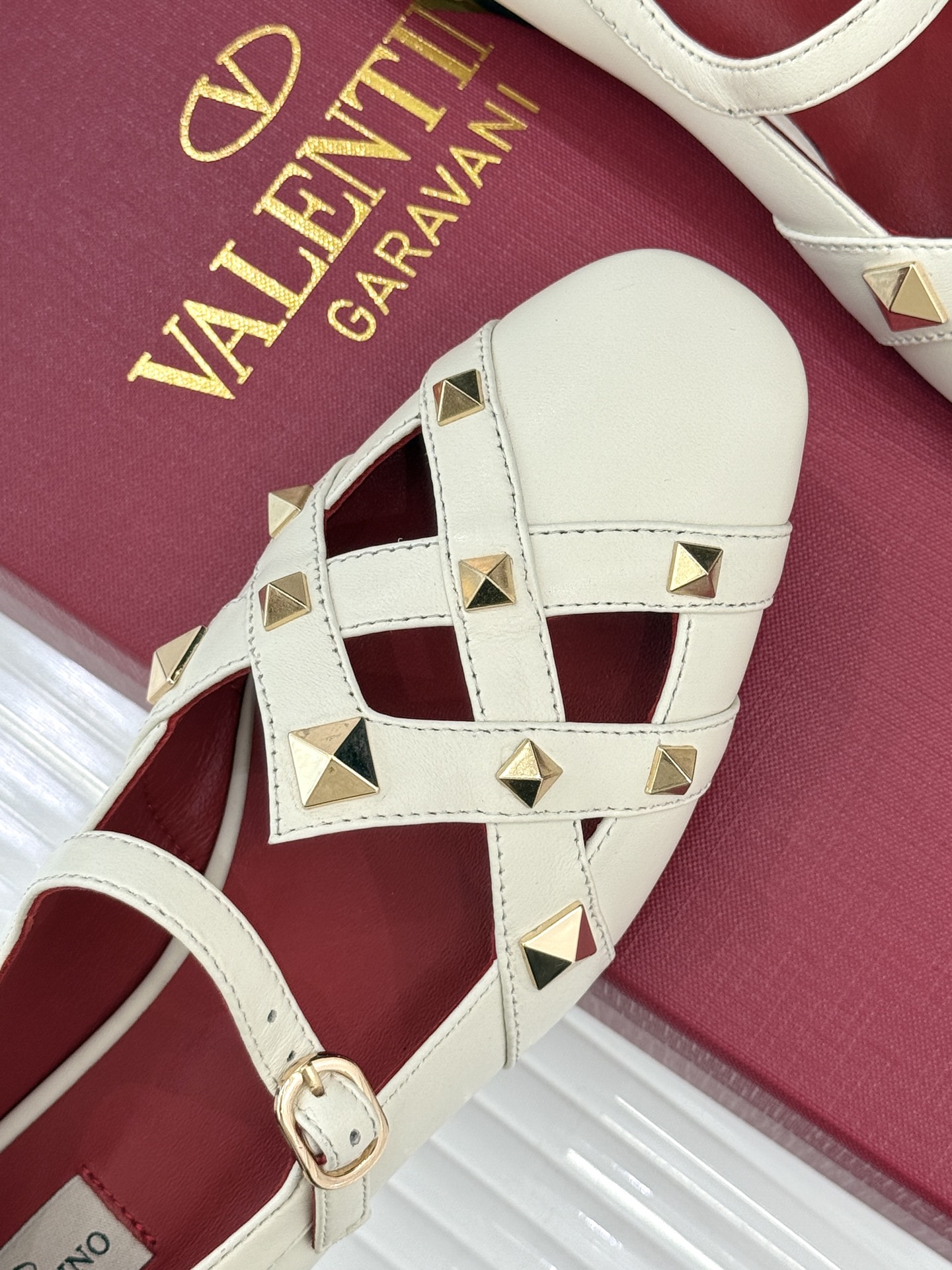 Valentino/华伦天奴26WF早春新品铆钉玛丽珍鞋当百年V家复古基因邂逅标志性铆钉这双玛丽珍鞋重构