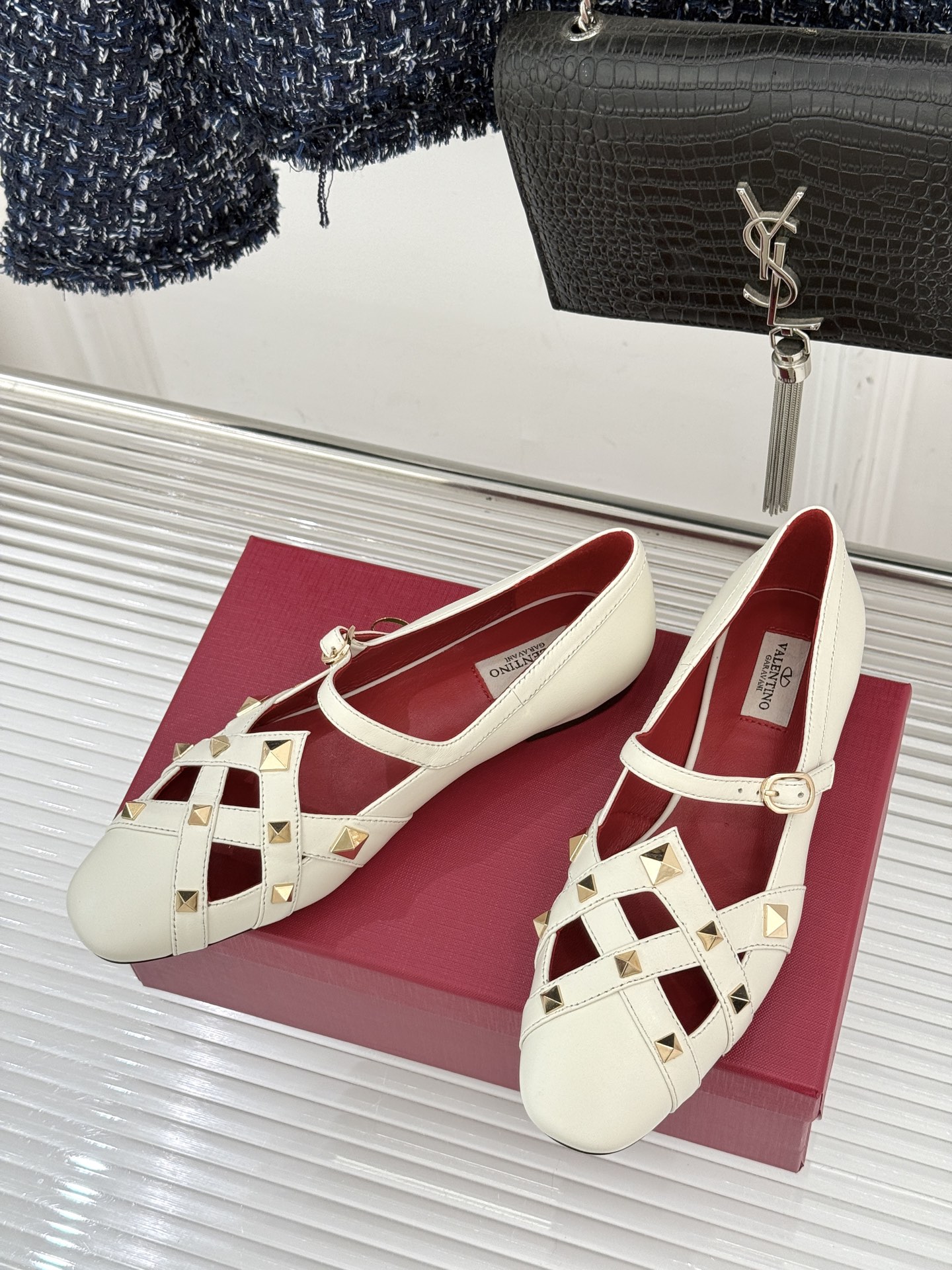 Valentino/华伦天奴26WF早春新品铆钉玛丽珍鞋当百年V家复古基因邂逅标志性铆钉这双玛丽珍鞋重构