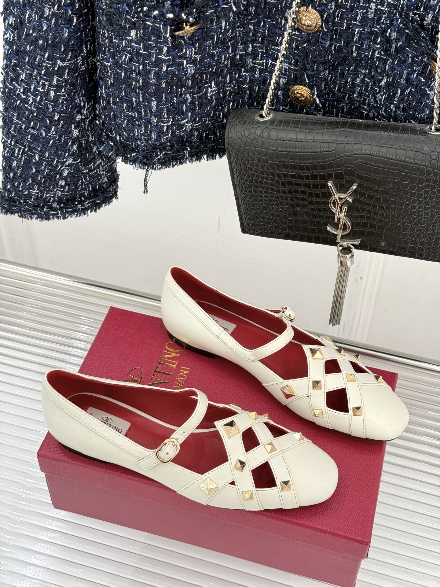 Valentino/华伦天奴26WF早春新品铆钉玛丽珍鞋当百年V家复古基因邂逅标志性铆钉这双玛丽珍鞋重构