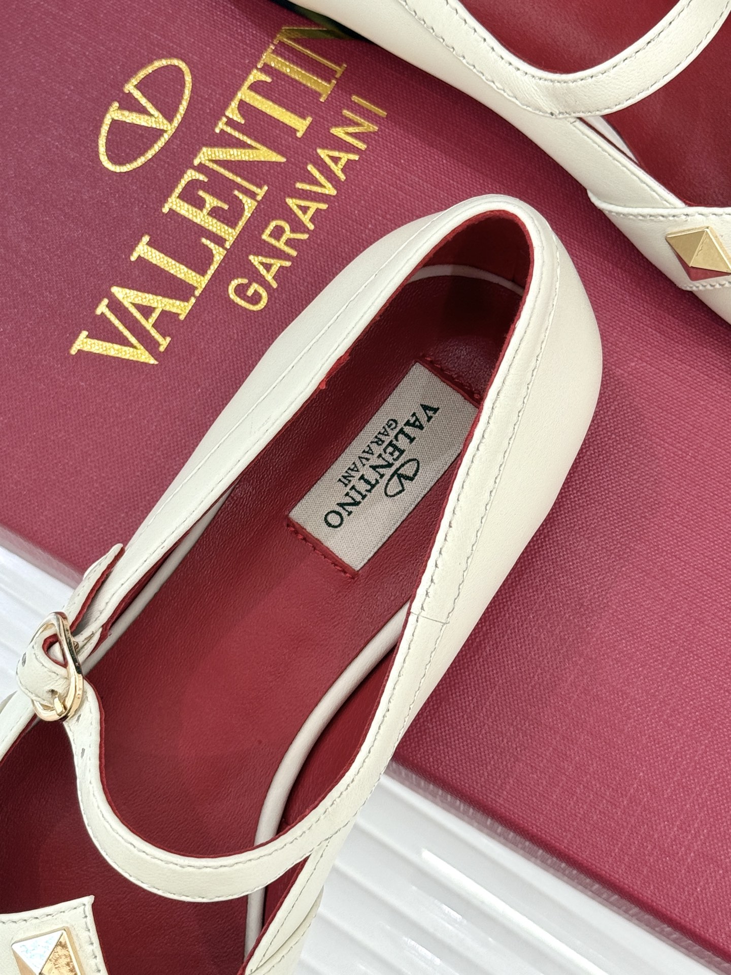 Valentino/华伦天奴26WF早春新品铆钉玛丽珍鞋当百年V家复古基因邂逅标志性铆钉这双玛丽珍鞋重构