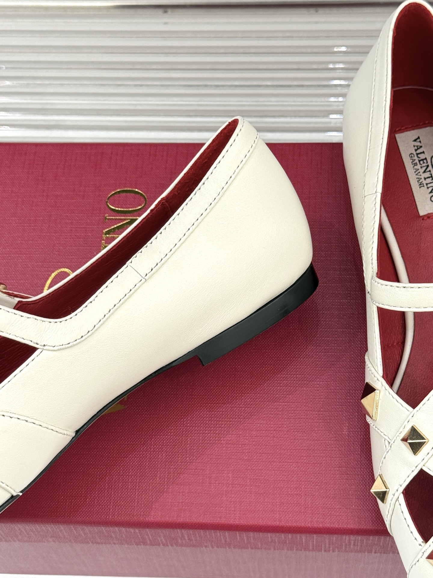 Valentino/华伦天奴26WF早春新品铆钉玛丽珍鞋当百年V家复古基因邂逅标志性铆钉这双玛丽珍鞋重构