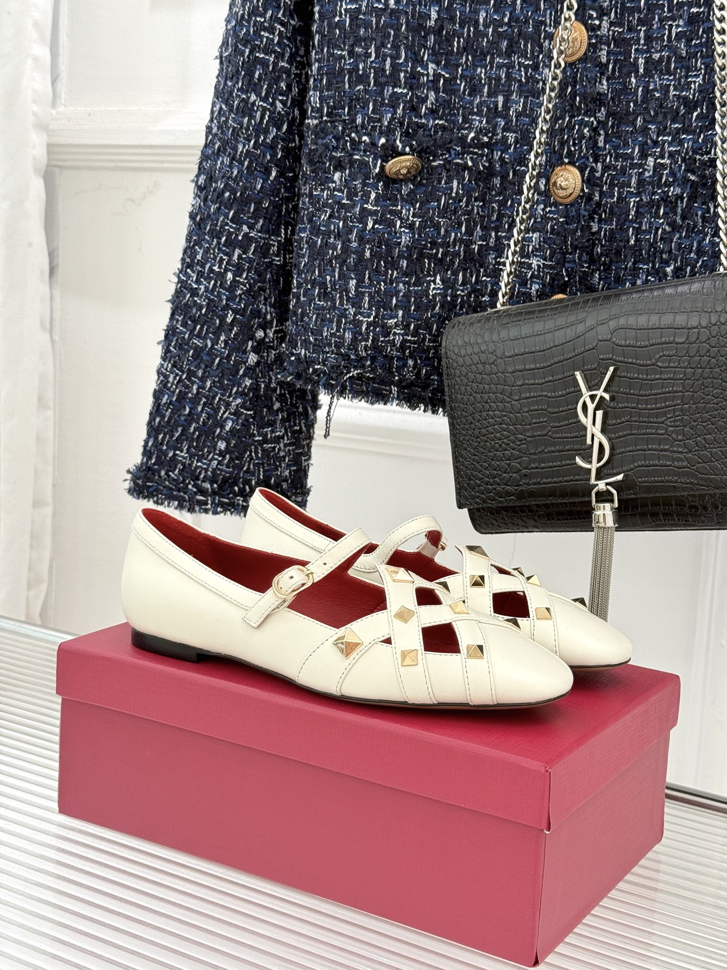 Valentino/华伦天奴26WF早春新品铆钉玛丽珍鞋当百年V家复古基因邂逅标志性铆钉这双玛丽珍鞋重构