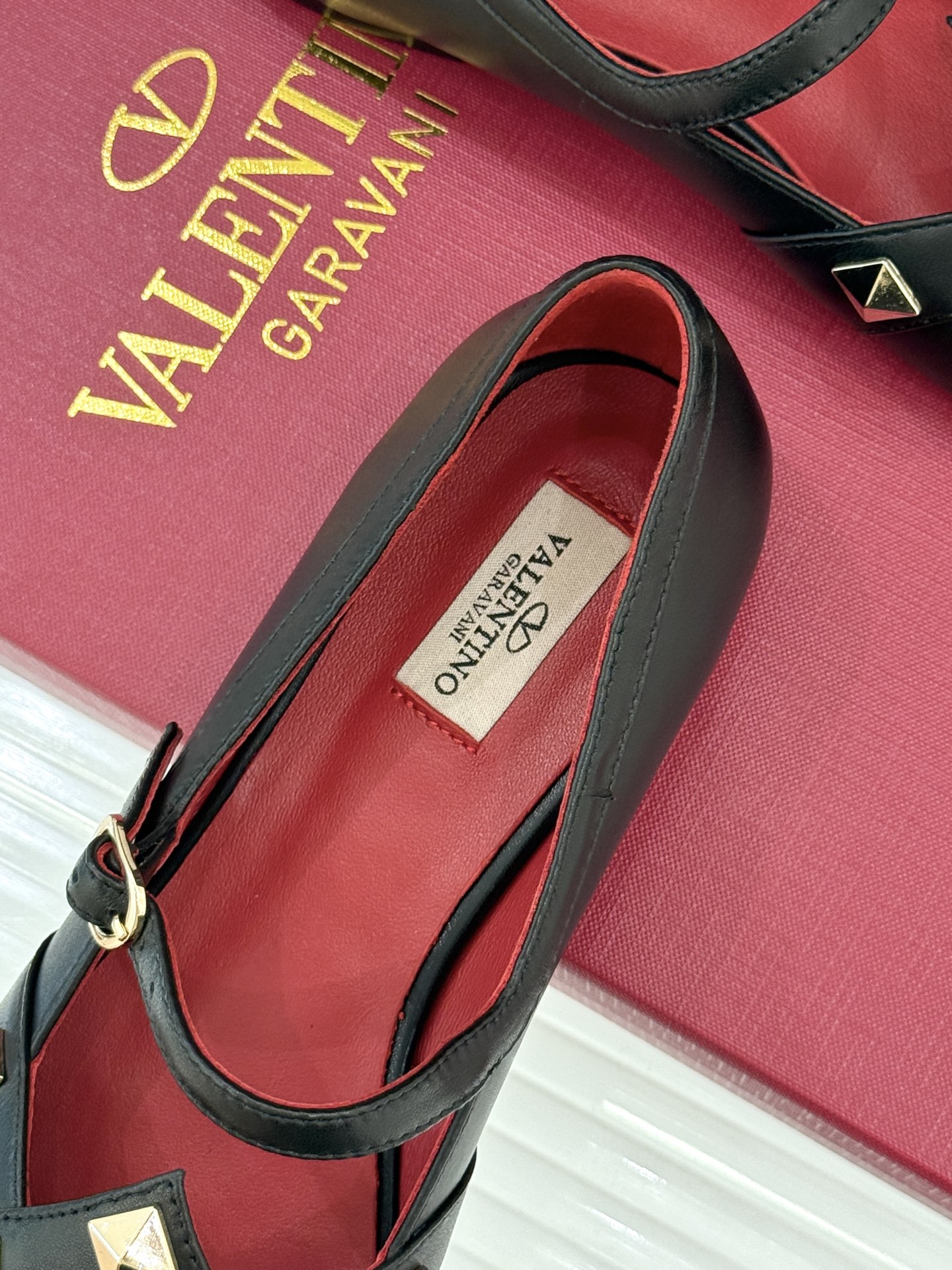Valentino/华伦天奴26WF早春新品铆钉玛丽珍鞋当百年V家复古基因邂逅标志性铆钉这双玛丽珍鞋重构