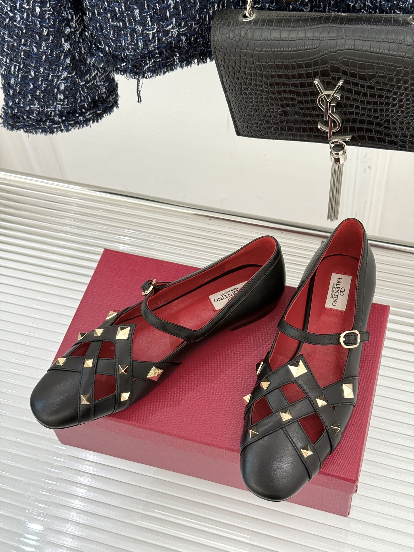 Valentino/华伦天奴26WF早春新品铆钉玛丽珍鞋当百年V家复古基因邂逅标志性铆钉这双玛丽珍鞋重构