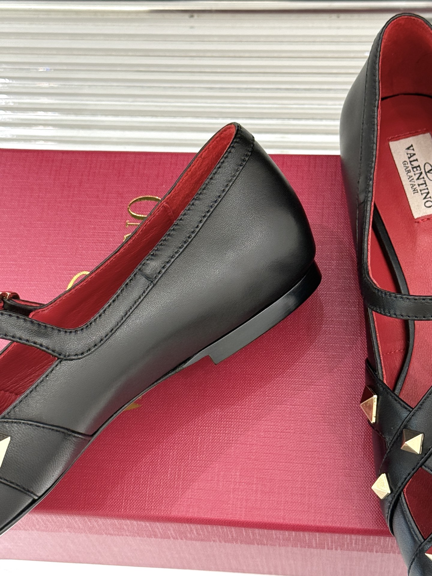 Valentino/华伦天奴26WF早春新品铆钉玛丽珍鞋当百年V家复古基因邂逅标志性铆钉这双玛丽珍鞋重构