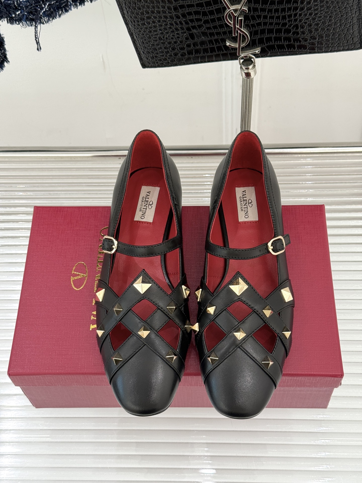Valentino/华伦天奴26WF早春新品铆钉玛丽珍鞋当百年V家复古基因邂逅标志性铆钉这双玛丽珍鞋重构