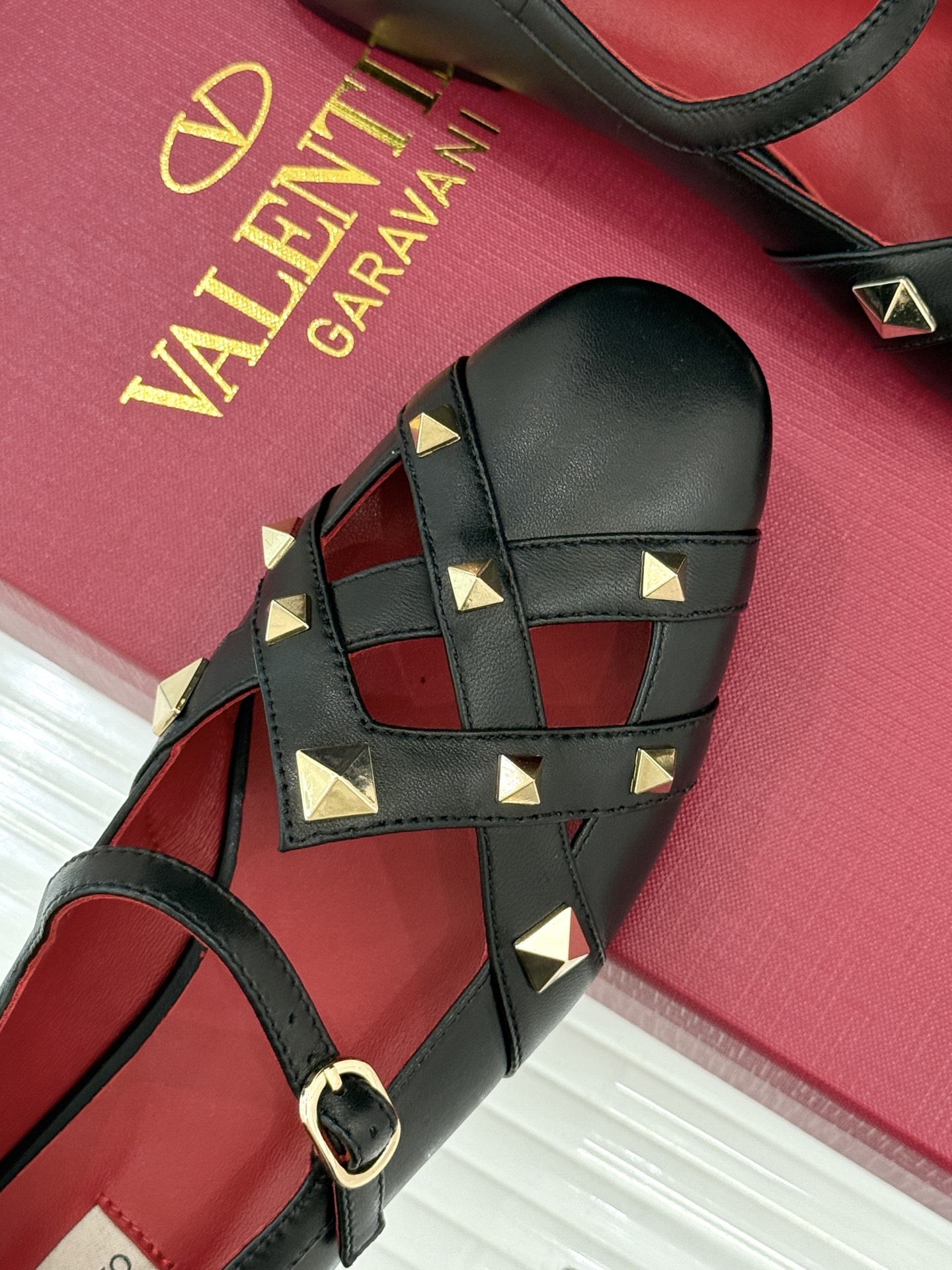 Valentino/华伦天奴26WF早春新品铆钉玛丽珍鞋当百年V家复古基因邂逅标志性铆钉这双玛丽珍鞋重构