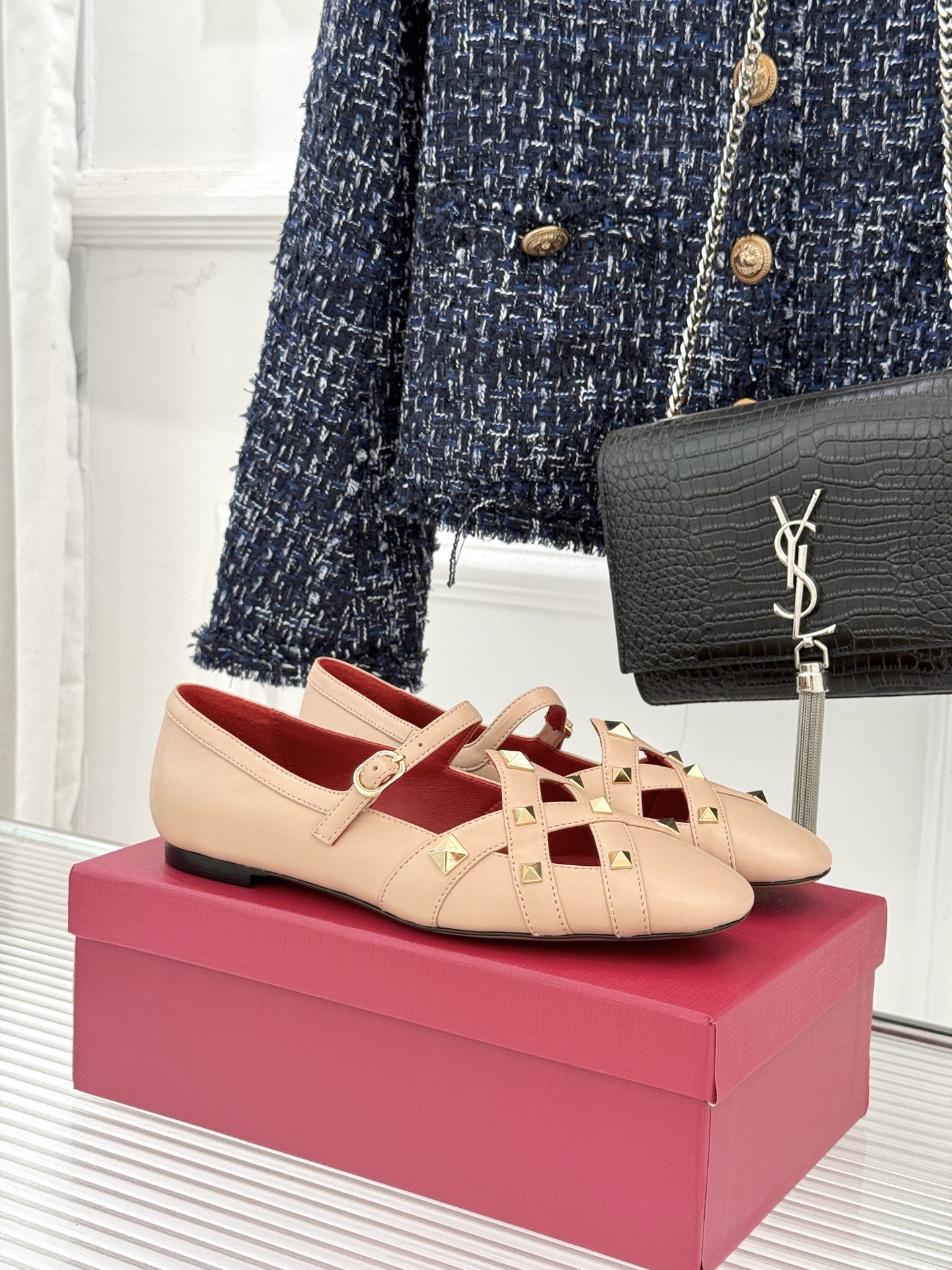 Valentino/华伦天奴26WF早春新品铆钉玛丽珍鞋当百年V家复古基因邂逅标志性铆钉这双玛丽珍鞋重构