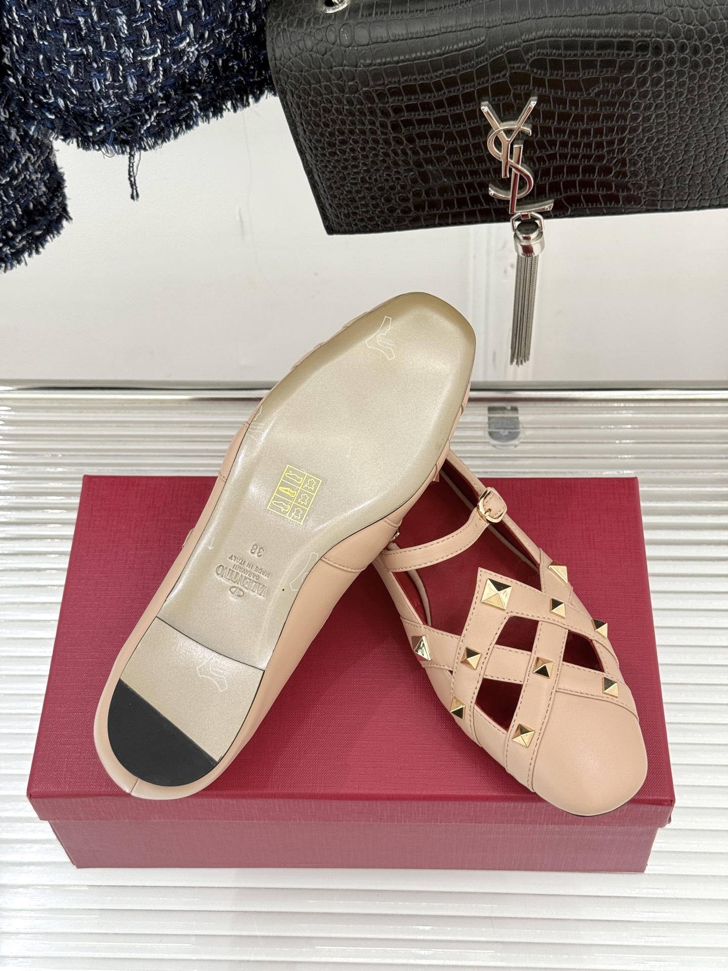 Valentino/华伦天奴26WF早春新品铆钉玛丽珍鞋当百年V家复古基因邂逅标志性铆钉这双玛丽珍鞋重构