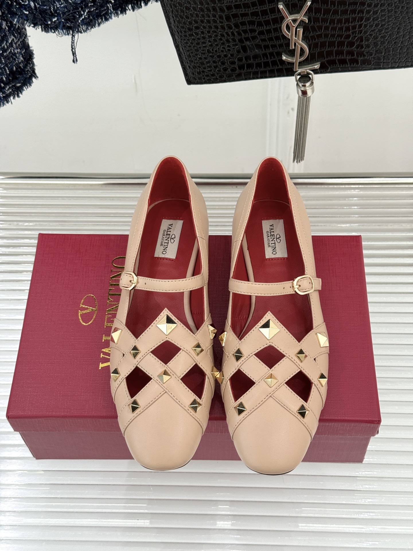 Valentino/华伦天奴26WF早春新品铆钉玛丽珍鞋当百年V家复古基因邂逅标志性铆钉这双玛丽珍鞋重构