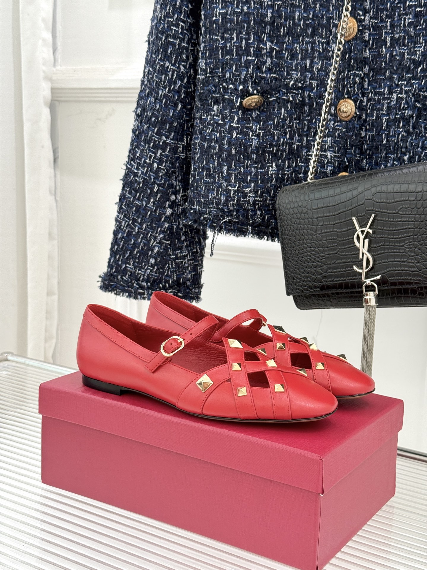 NO:694880,Valentino/Valentino 26WF early spring new product Rivet Mary Jane Shoes When the century-old V family vintage genes meet the iconic rivets, this pair of Mary Jane shoes reconstructs the symbiosis of elegance and sharpness. The classic design is studded with hand-inlaid pyramid rivets. The platinum coating flows in the light and shadow with fine edges and forms a low-key echo with the VLogo logo hidden on the tiptoe. The adjustable metal buckle accurately fits the ankle.  Breaking the stereotype of retro shoes as 'beautiful and uncomfortable'. From the smart combination of commuter suits and cigarette pants, to the gentle combination of floral skirts and knitted cardigans, to the creative mix and match of denim items, it is suitable for everything. This pair of shoes is the V family's innovative declaration of classics, allowing contemporary women to freely switch between sweet and cool. Every step is on the balance point of fashion and texture. The fabric is made of original custom leather, the inner foot pads are all sheepskin, and the cowhide outsole imported from Italy  size35-39 (customized 40/41), single shoes, valentino, valentino, mary jane, skirts, business suit, cowhide, sheepskin19860909Valentino/华伦天奴26WF早春新品 铆钉玛丽珍鞋 当百年V家复古基因邂逅标志性铆钉 这双玛丽珍鞋重构优雅与锋芒的共生法则. 经典设计缀满手工镶嵌的金字塔铆钉 铂色镀层在光影中流转细碎锋芒 与踮脚暗藏的VLogo徽标形成低调呼应. 可调节金属 buckle 搭扣精准贴合脚踝 打破复古鞋履“美观不舒适”的刻板印象. 从通勤西装与烟管裤的干练组合 到碎花半裙与针织开衫的温柔搭配 再到牛仔单品的混搭创意 它都适. 这双鞋是V家对经典的革新宣言 让当代女性在甜酷之间自如切换 每一步都踩在时髦与质感的平衡点上. 面料采用原版定制皮料 内里垫脚均为羊皮 意大利进口牛皮大底 size35-39（40/41定制）,单鞋,valentino,valentino,mary jane,skirts,business suit,cowhide,sheepskin,Women's Shoes