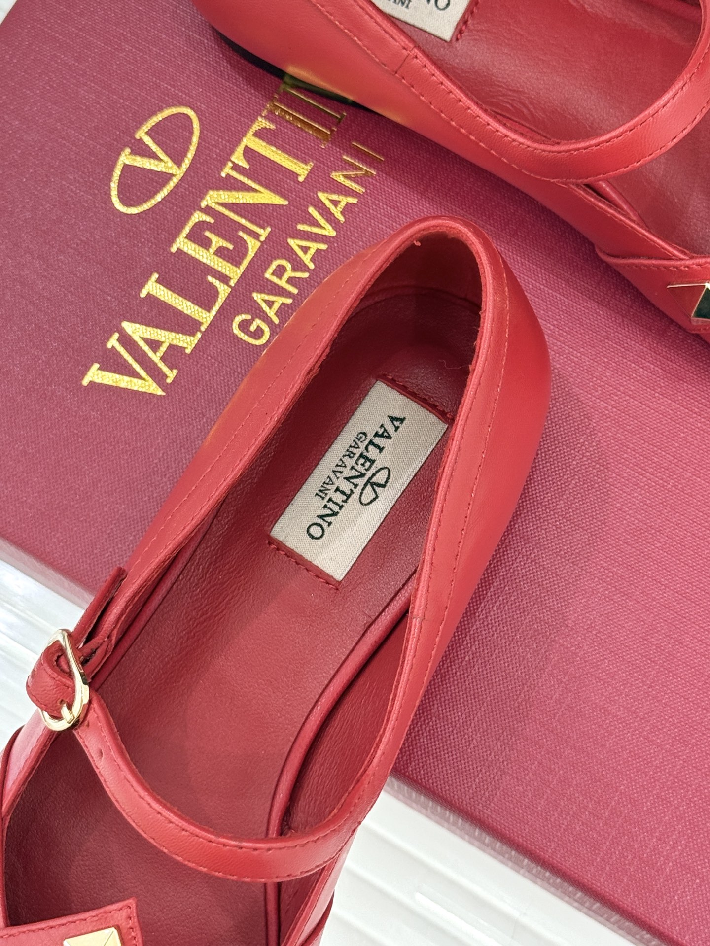 Valentino/华伦天奴26WF早春新品铆钉玛丽珍鞋当百年V家复古基因邂逅标志性铆钉这双玛丽珍鞋重构