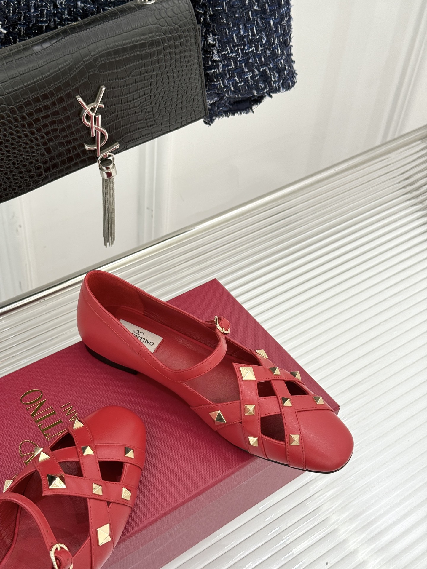 Valentino/华伦天奴26WF早春新品铆钉玛丽珍鞋当百年V家复古基因邂逅标志性铆钉这双玛丽珍鞋重构